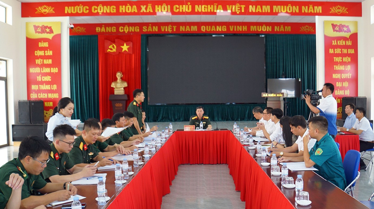 Kiểm tra, x&aacute;c minh t&igrave;nh trạng "c&aacute;t tặc" lộng h&agrave;nh ở cửa s&ocirc;ng Văn &Uacute;c- Ảnh 1.