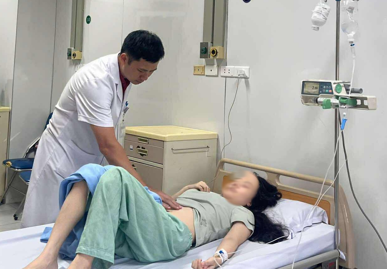 Chảy máu dạ dày vì thói quen thức khuya, xem điện thoại- Ảnh 1.
