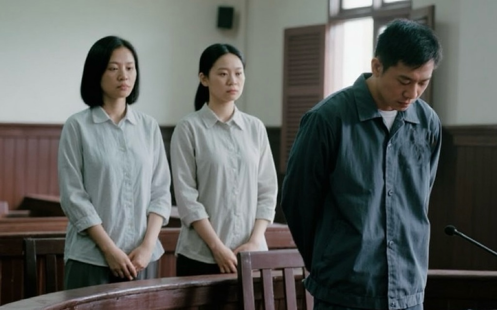 Nhân viên ngân hàng nhờ đồng nghiệp nộp khống tiền để tham gia “Phố đèn đỏ”