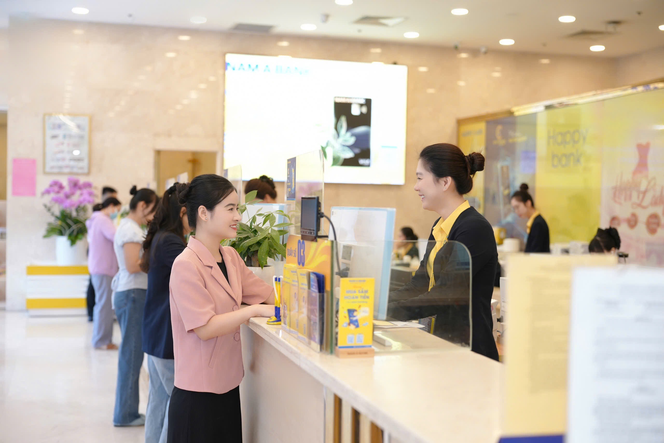 FiinRatings lần đầu xếp hạng tín nhiệm dài hạn Nam A Bank ở mức "A-" với Triển vọng "Ổn định"- Ảnh 1.