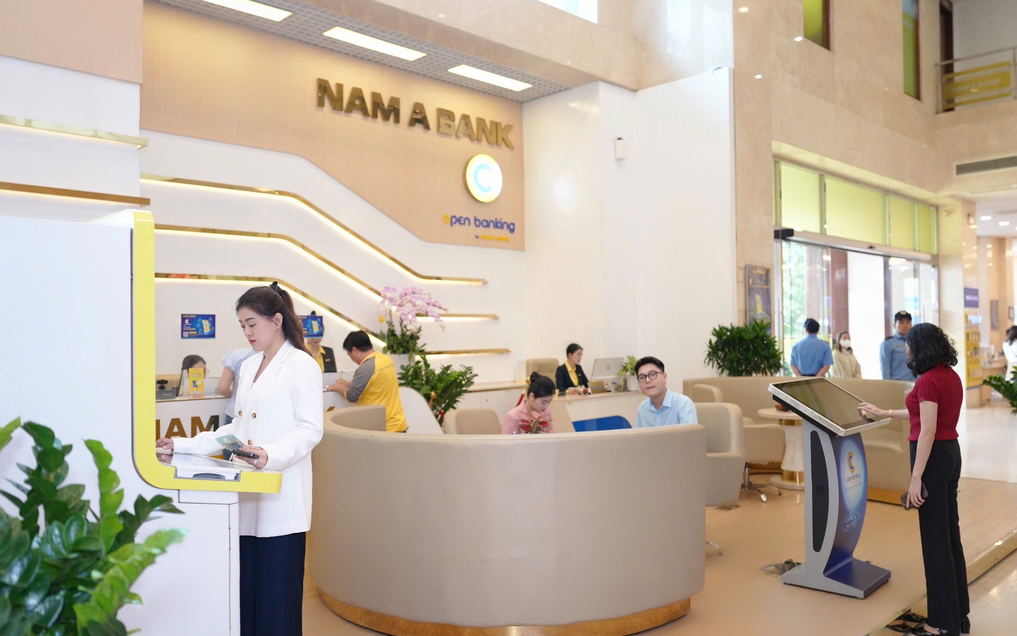FiinRatings lần đầu xếp hạng tín nhiệm dài hạn Nam A Bank ở mức "A-" với Triển vọng "Ổn định"