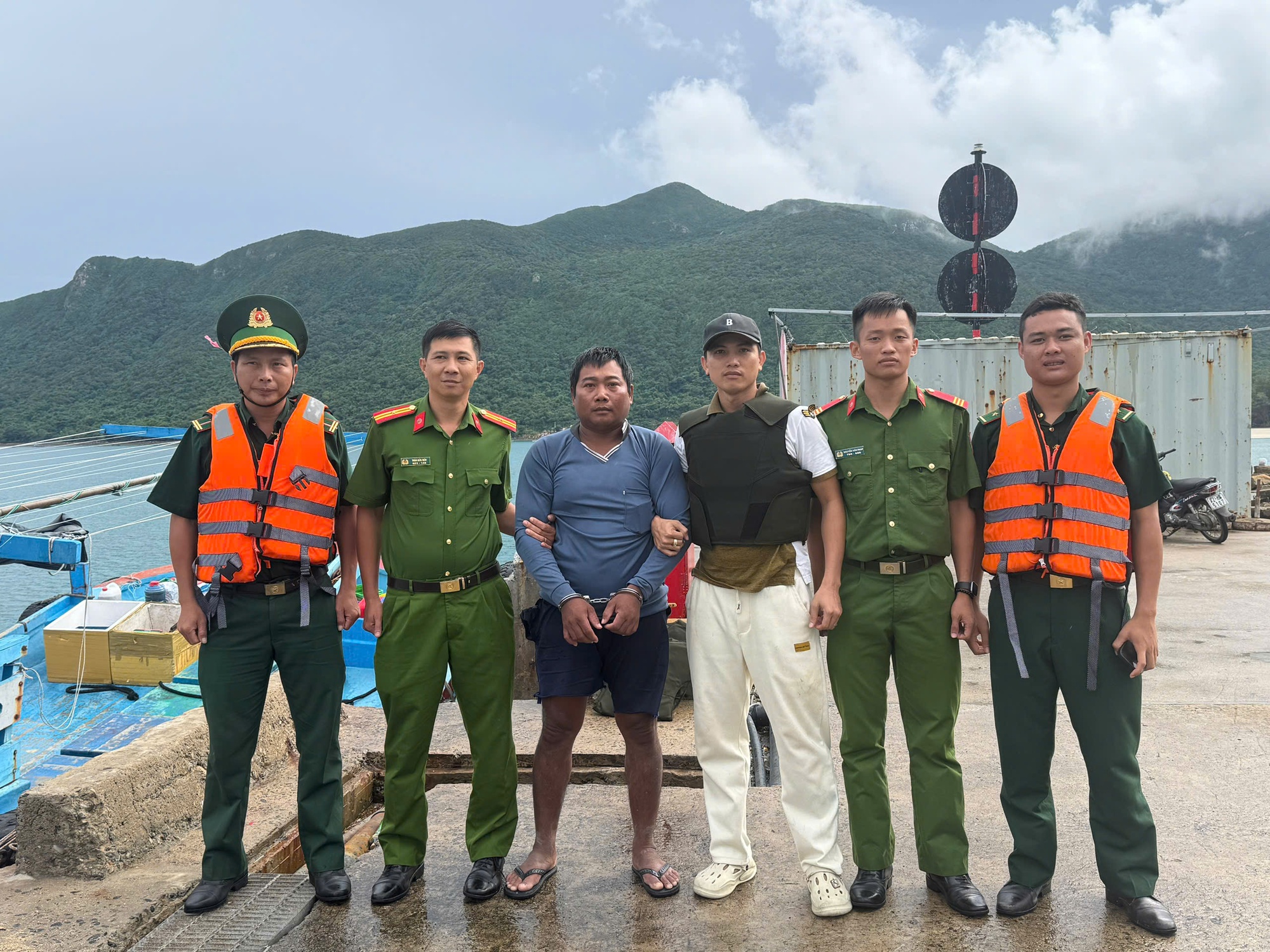 Bắt giữ đối tượng truy n&atilde; Giết người lẩn trốn tr&ecirc;n t&agrave;u c&aacute; ngư d&acirc;n - Ảnh 2.