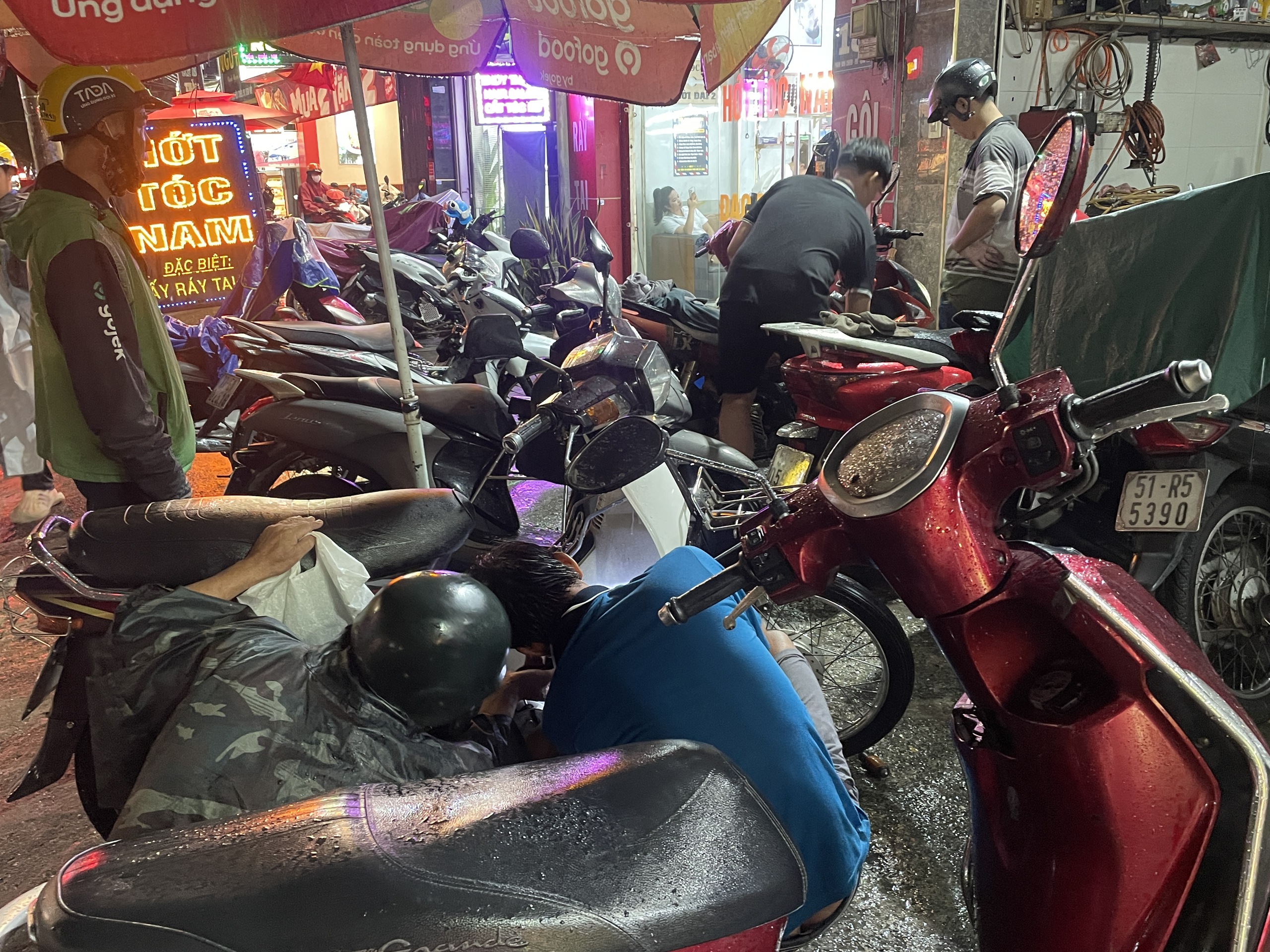 Mưa lớn chiều tối, người d&acirc;n khu vưkc G&ograve; Vấp b&igrave; b&otilde;m về nh&agrave;   - Ảnh 7.