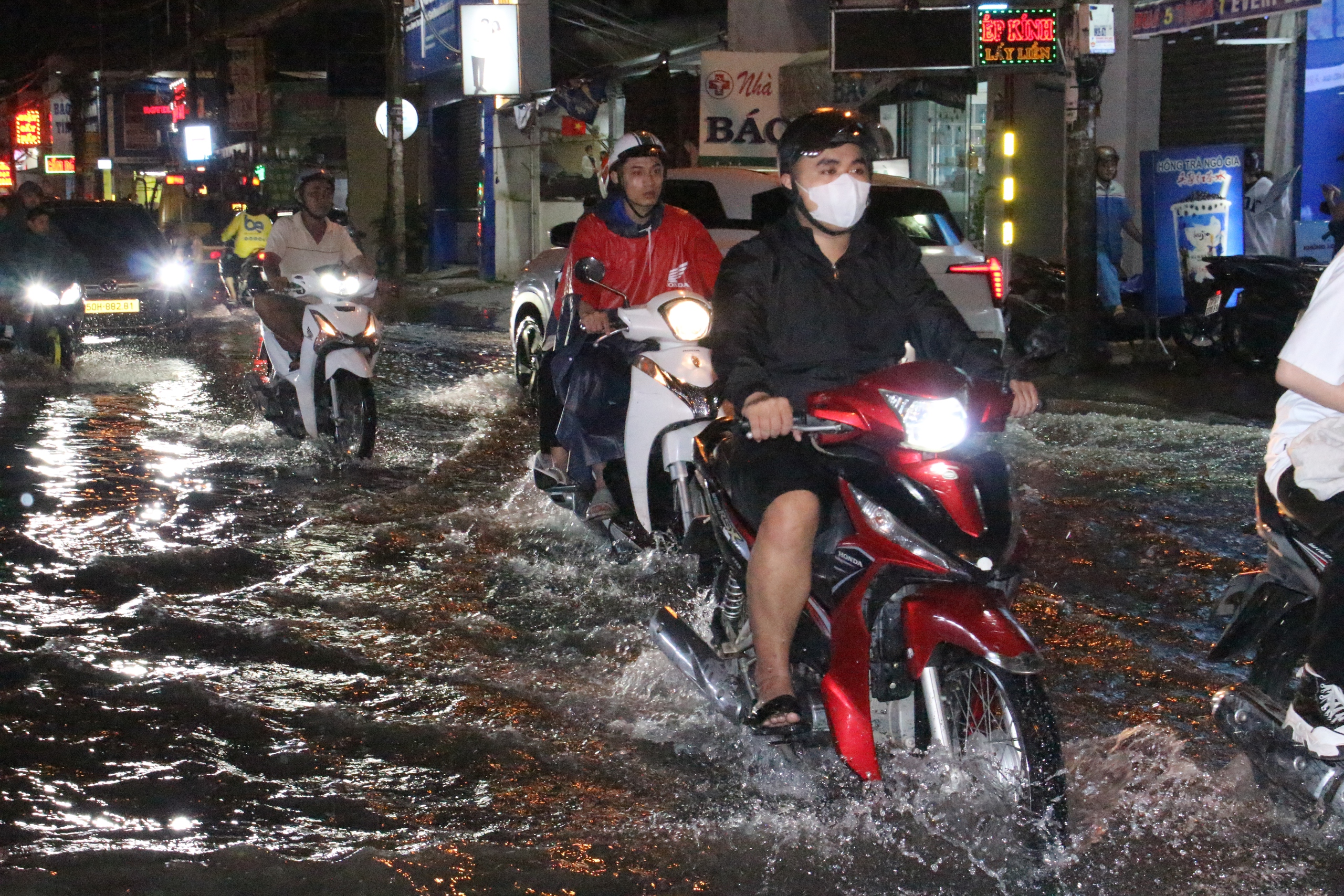 Mưa lớn chiều tối, người d&acirc;n khu vưkc G&ograve; Vấp b&igrave; b&otilde;m về nh&agrave;   - Ảnh 4.