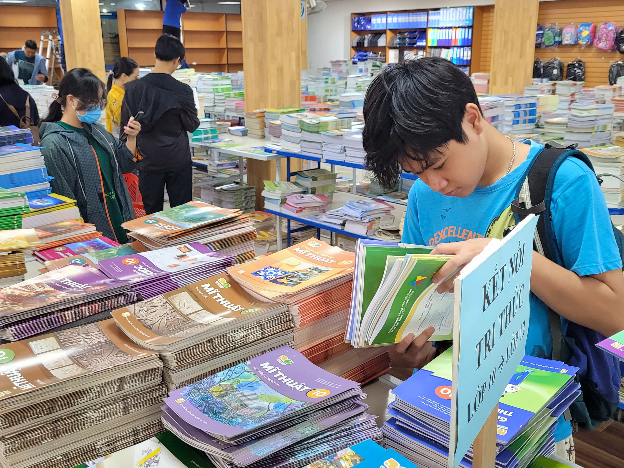 Diễn đ&agrave;n &ldquo;Một bộ s&aacute;ch gi&aacute;o khoa&rdquo;: Con đường ngắn nhất để bảo đảm c&ocirc;ng bằng v&agrave; chất lượng- Ảnh 1.