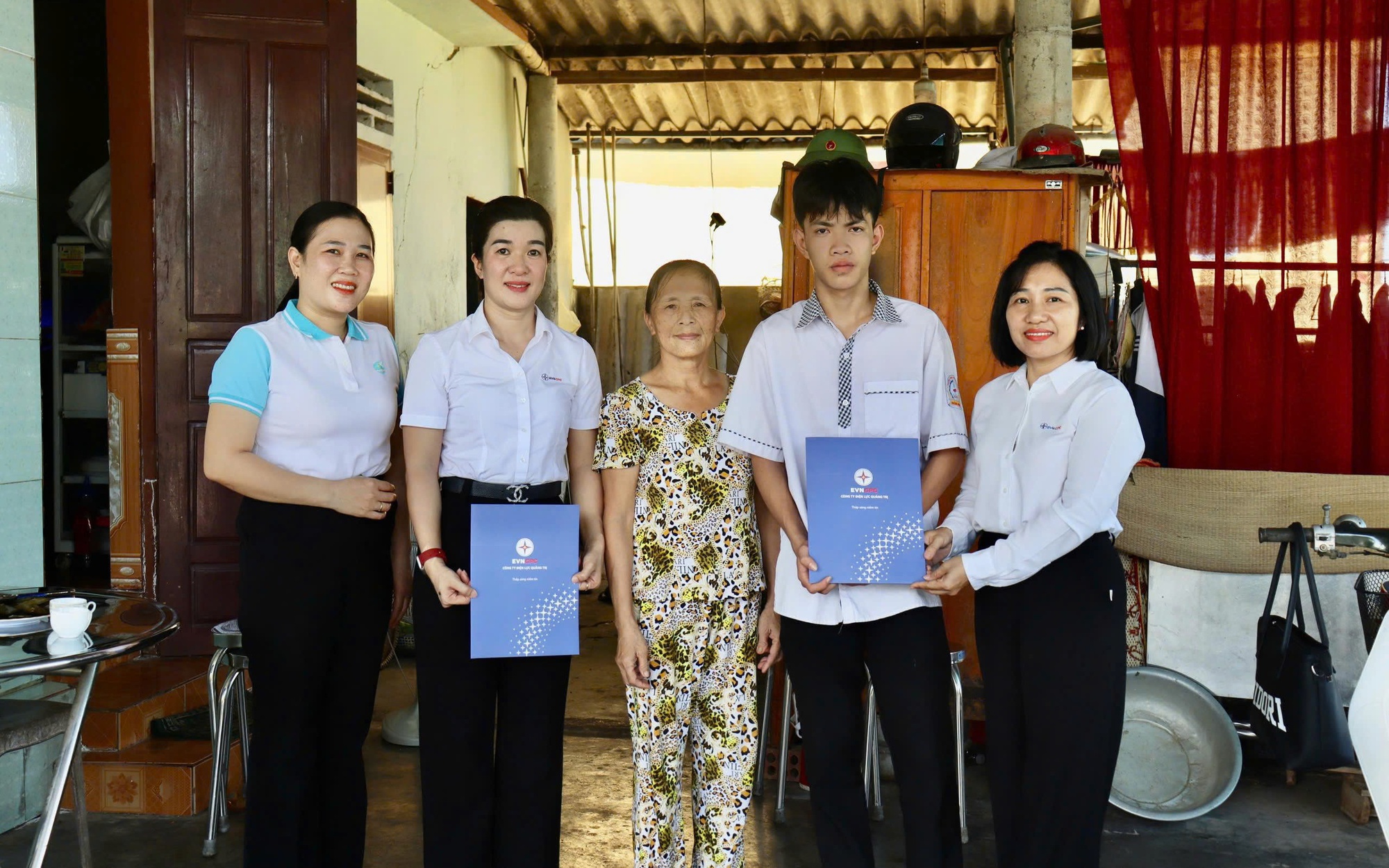 Hành trình "Mẹ đỡ đầu - Kết nối yêu thương" của Điện lực Quảng Trị