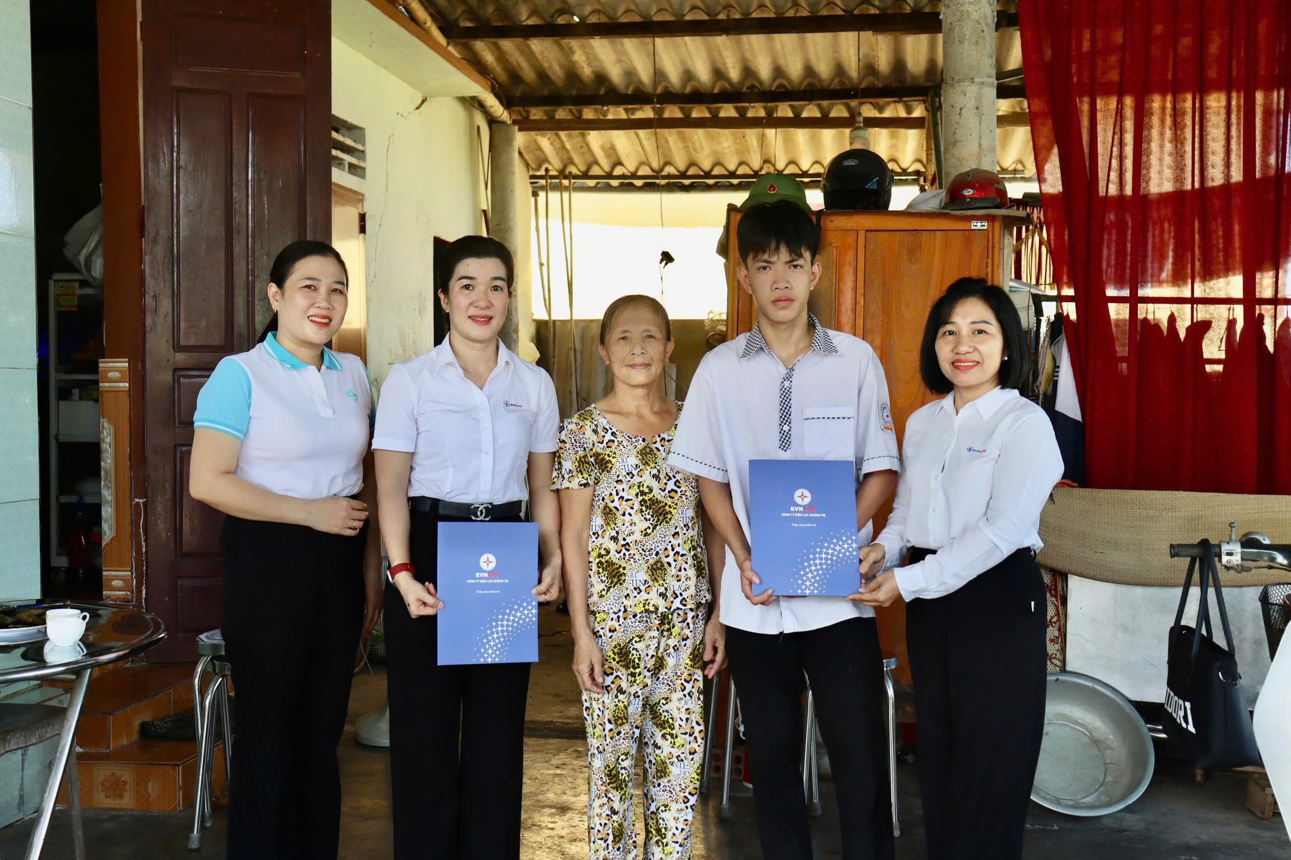 H&agrave;nh tr&igrave;nh "Mẹ đỡ đầu - Kết nối y&ecirc;u thương" của Điện lực Quảng Trị- Ảnh 3.