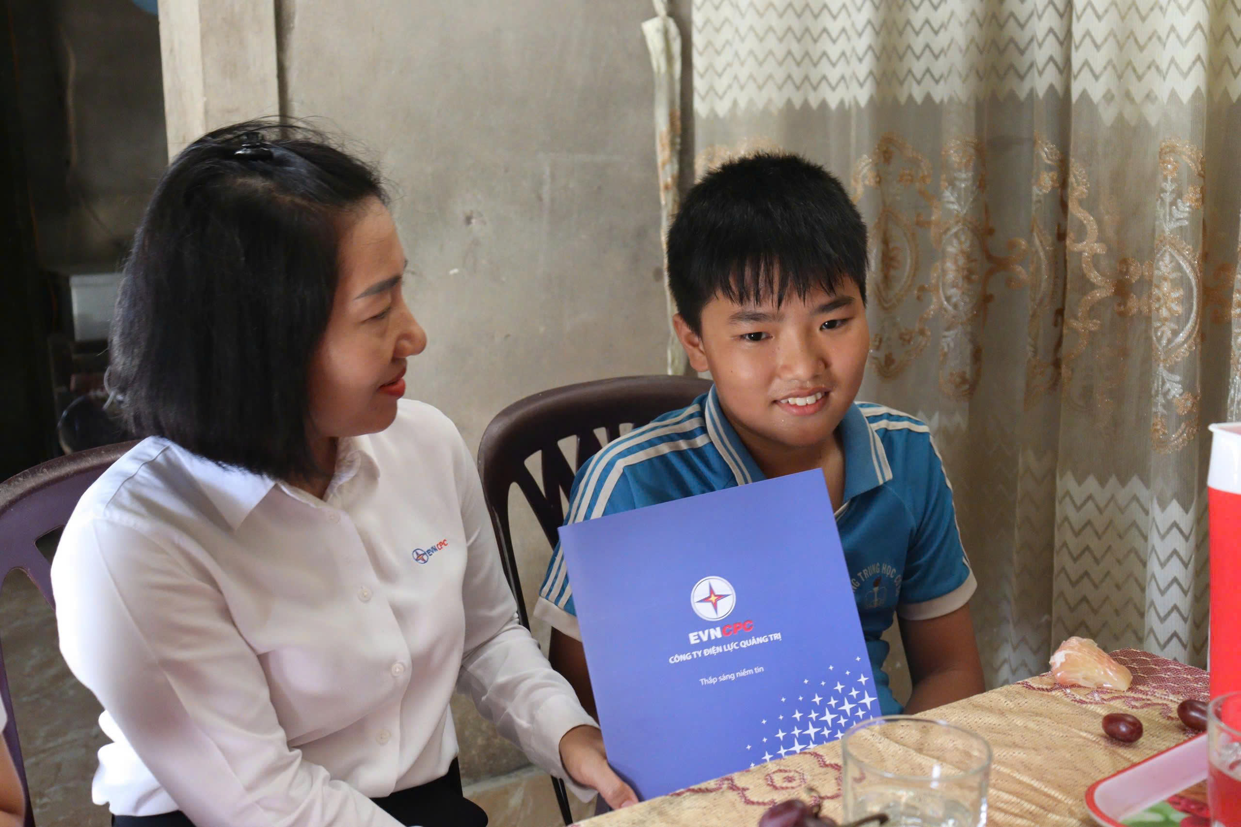 H&agrave;nh tr&igrave;nh "Mẹ đỡ đầu - Kết nối y&ecirc;u thương" của Điện lực Quảng Trị- Ảnh 2.