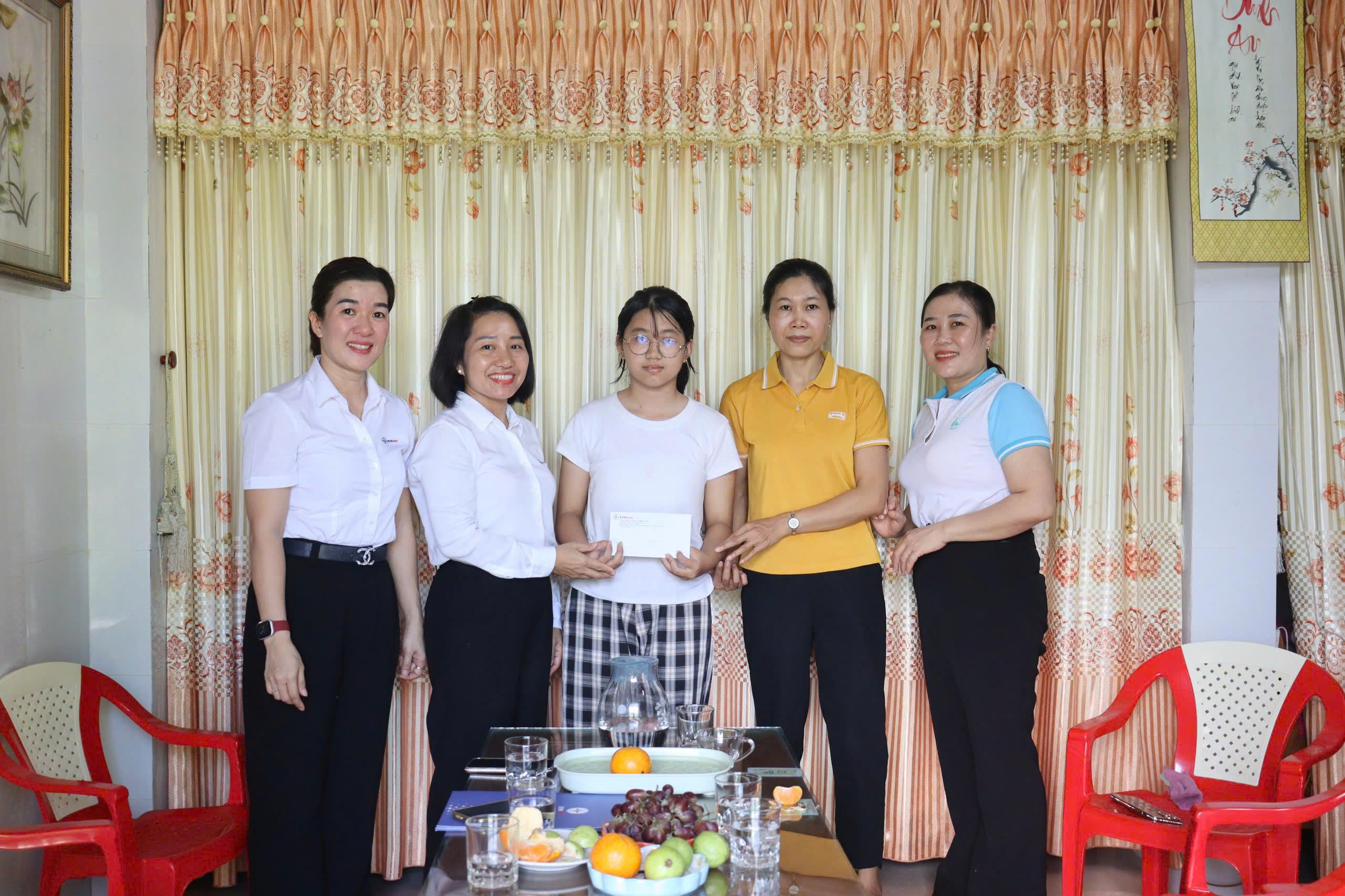 H&agrave;nh tr&igrave;nh "Mẹ đỡ đầu - Kết nối y&ecirc;u thương" của Điện lực Quảng Trị- Ảnh 1.