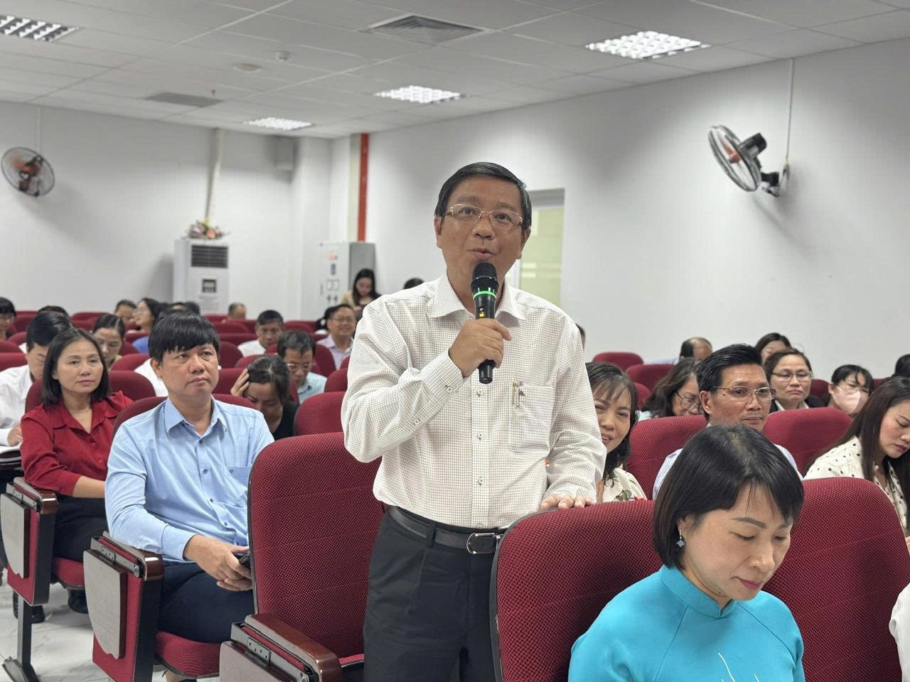 Học sinh sẽ hạn chế d&ugrave;ng điện thoại trong trường - Ảnh 1.