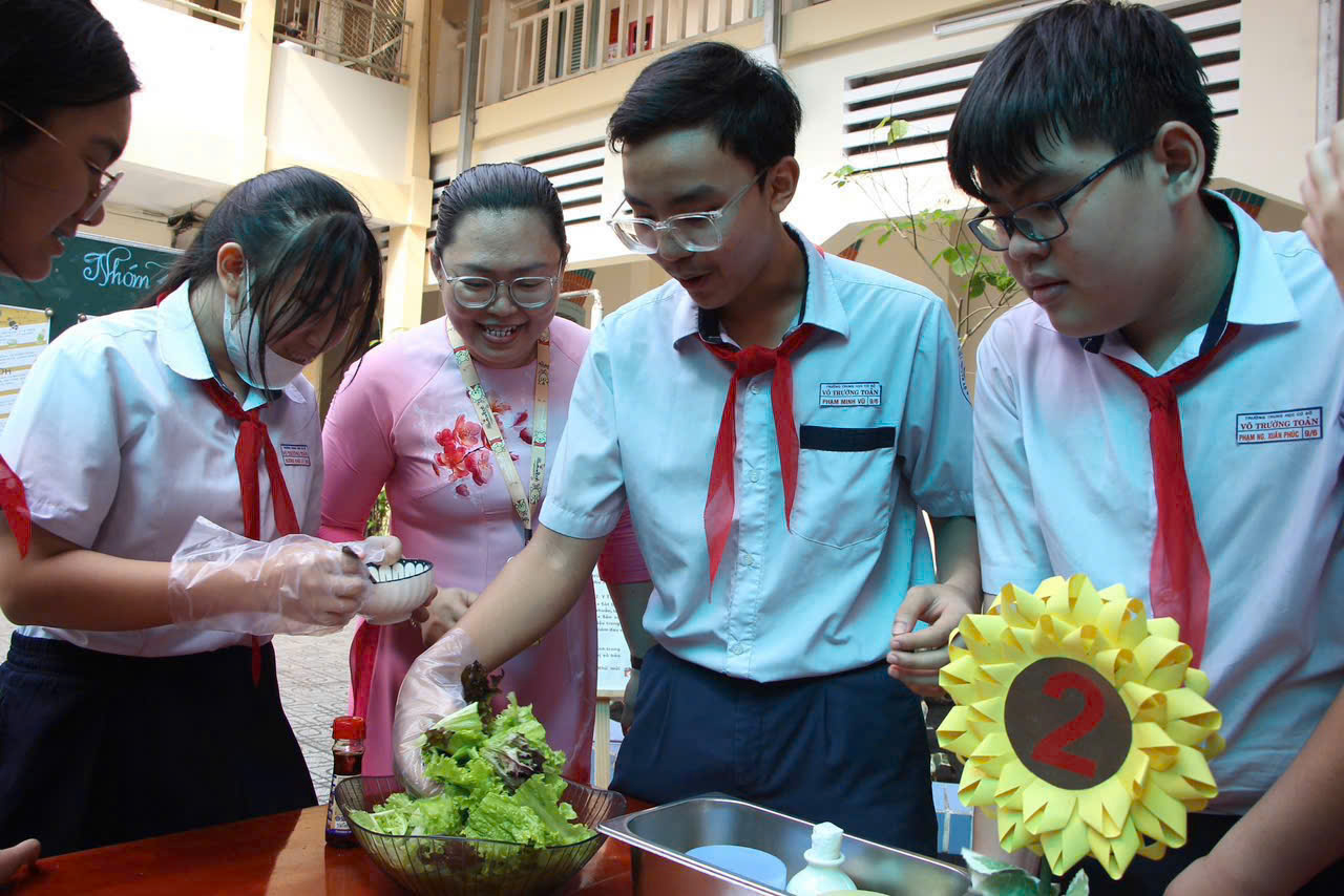 Học sinh sẽ hạn chế d&ugrave;ng điện thoại trong trường - Ảnh 2.
