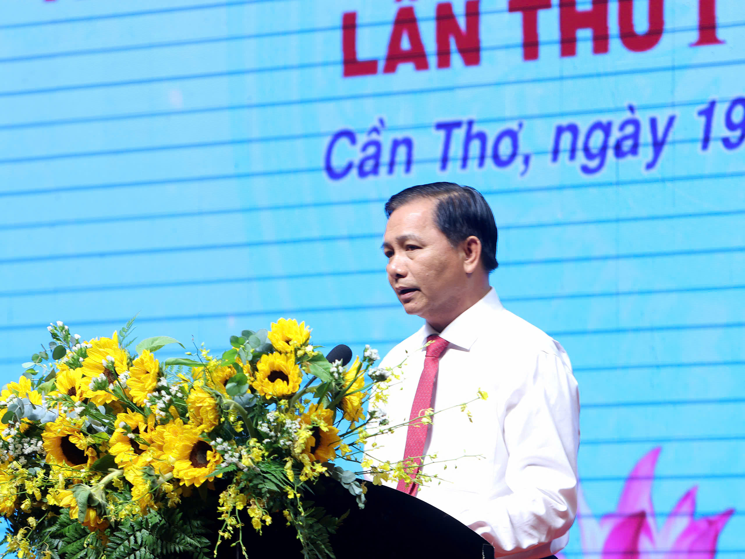 Một chủ cơ sở sản xuất rượu được tặng bằng khen của Chủ tịch UBND TP Cần Thơ - Ảnh 1.
