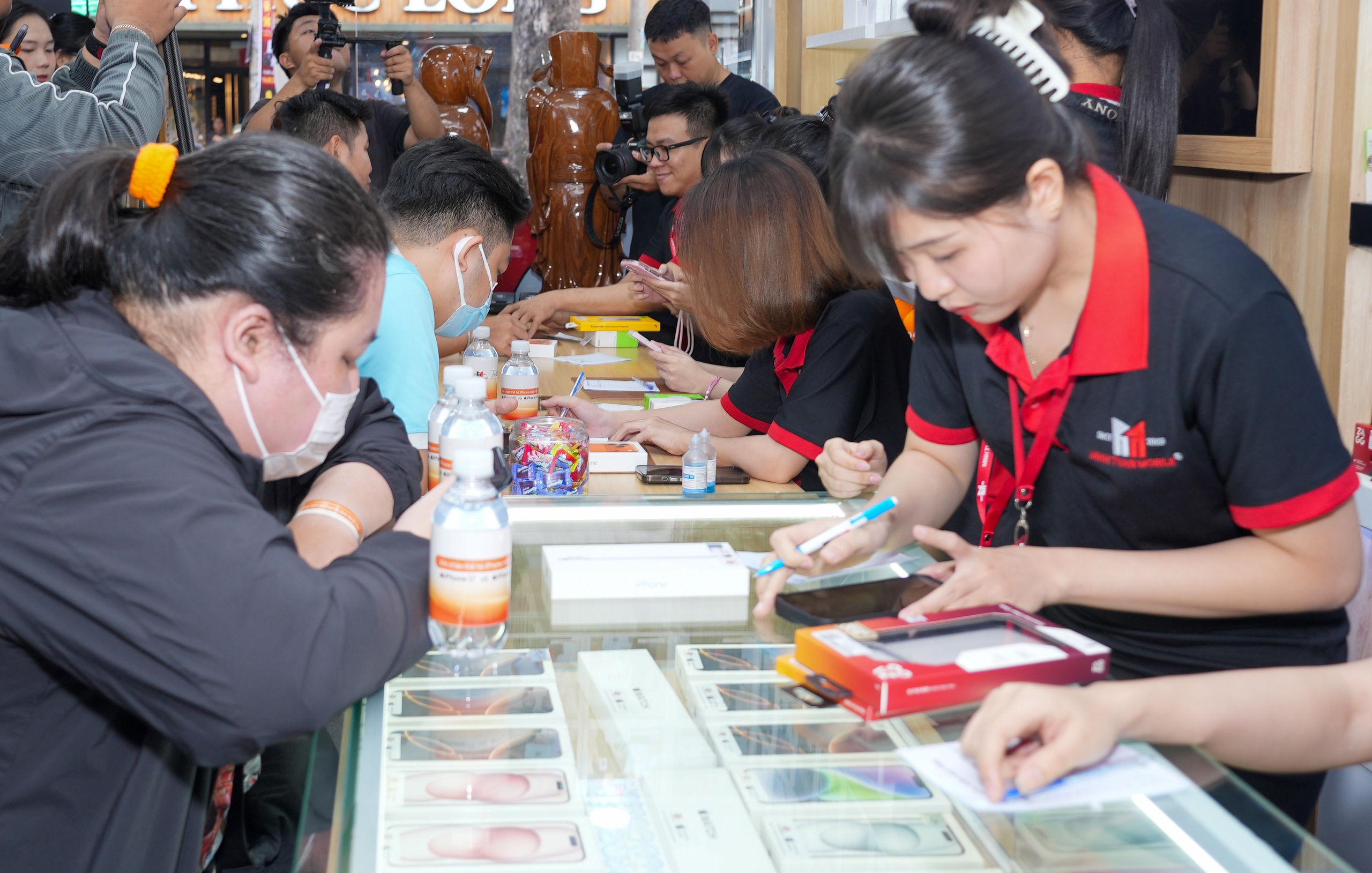 VIDEO "Đập hộp" iPhone 17 Promax tại TP HCM: Người d&acirc;n chọn mua v&igrave; g&igrave;? - Ảnh 14.