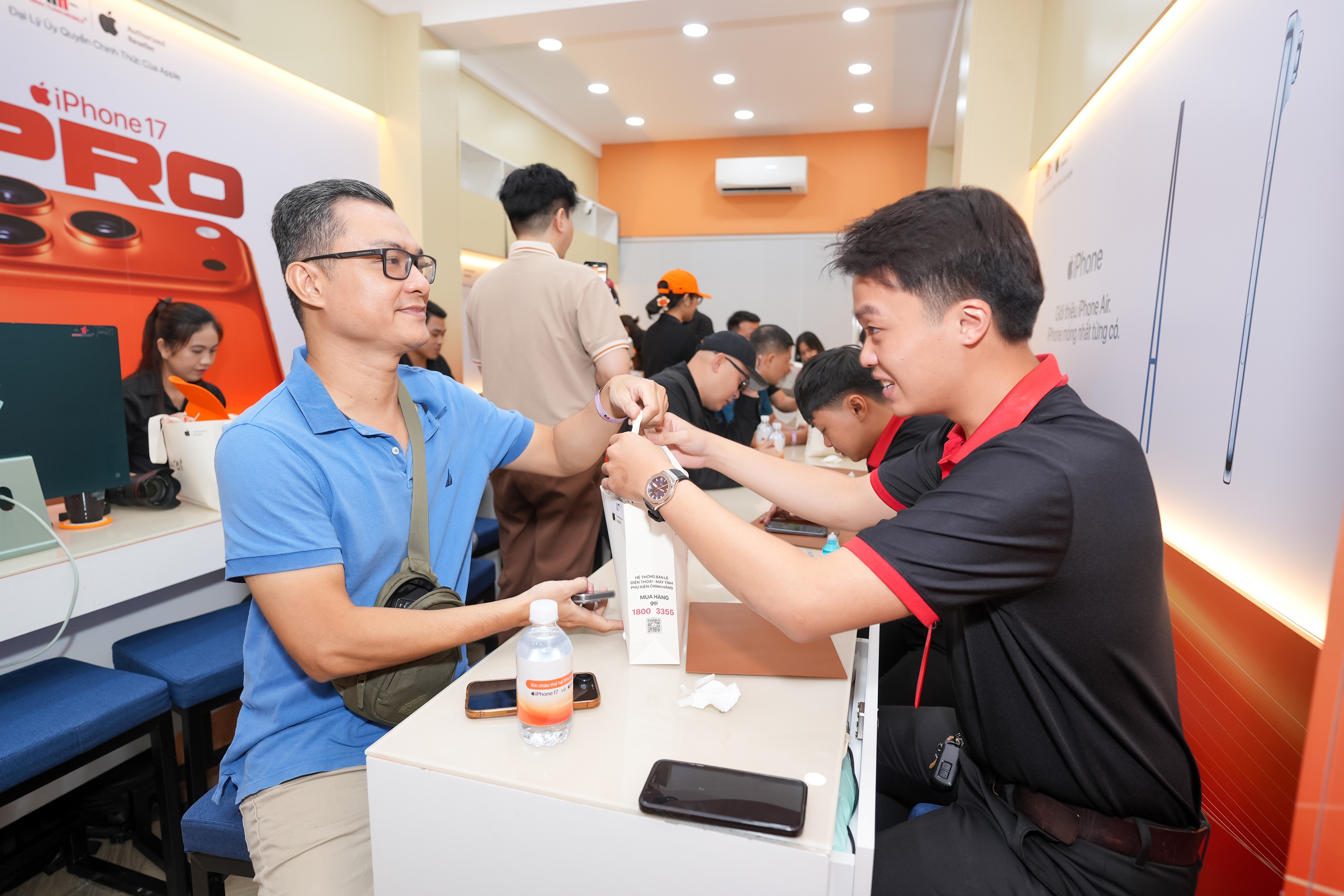 VIDEO "Đập hộp" iPhone 17 Promax tại TP HCM: Người d&acirc;n chọn mua v&igrave; g&igrave;? - Ảnh 11.