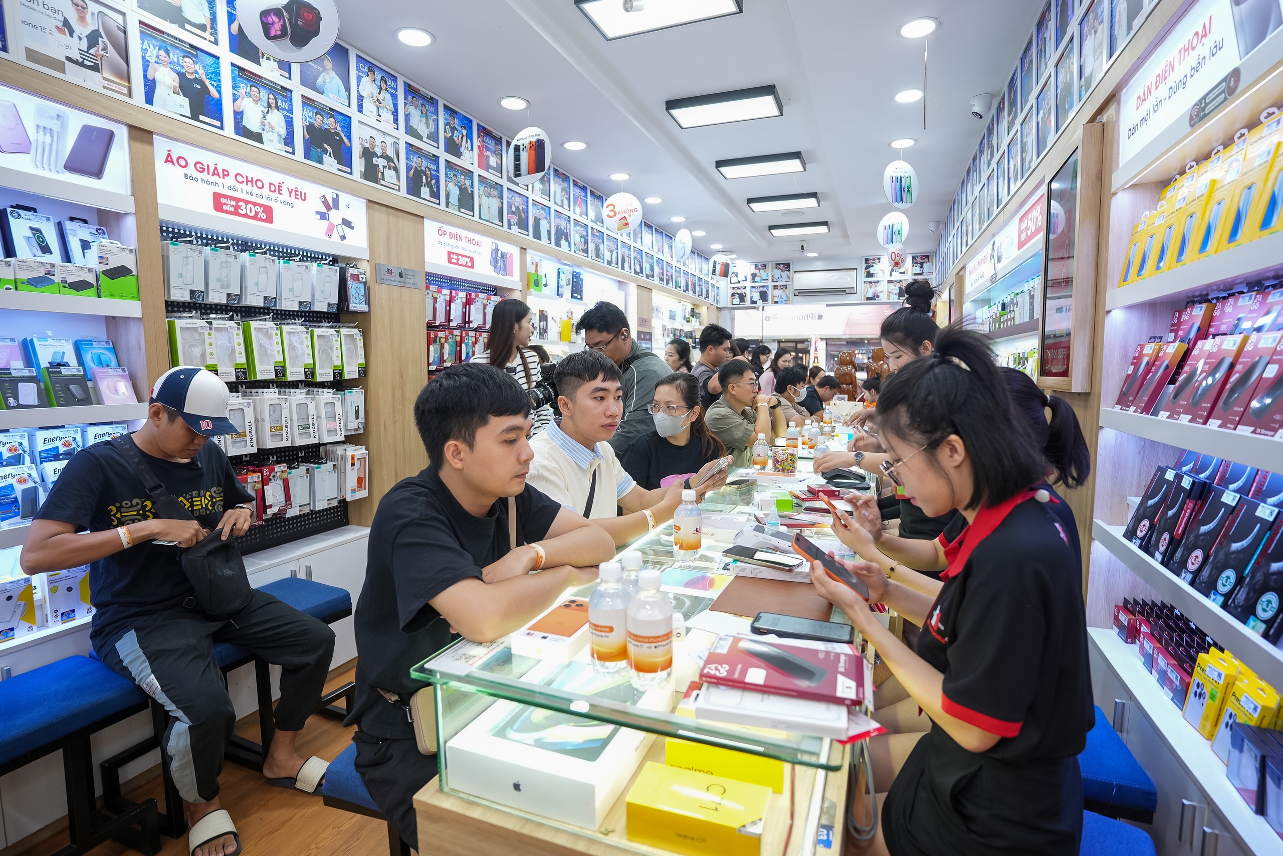 VIDEO "Đập hộp" iPhone 17 Promax tại TP HCM: Người d&acirc;n chọn mua v&igrave; g&igrave;? - Ảnh 10.