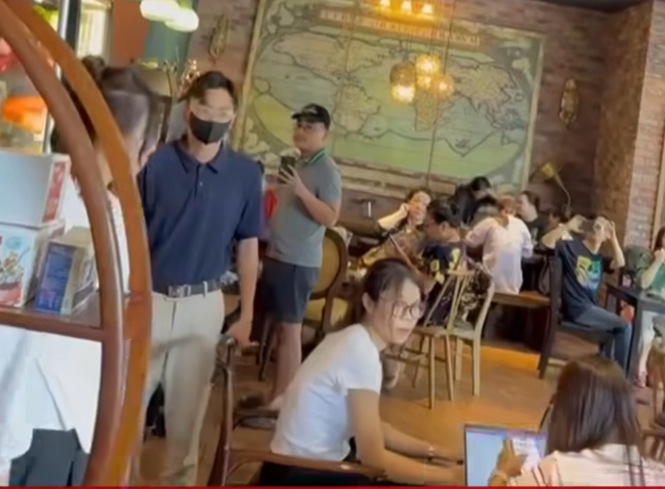 "Tổng tài" trong vụ hành hung nhân viên quán cà phê khai gì khi làm việc với công an?- Ảnh 2.