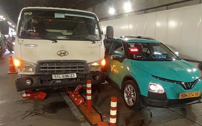 Tai nạn liên hoàn trong hầm sông Sài Gòn, giao thông sau đó ùn ứ