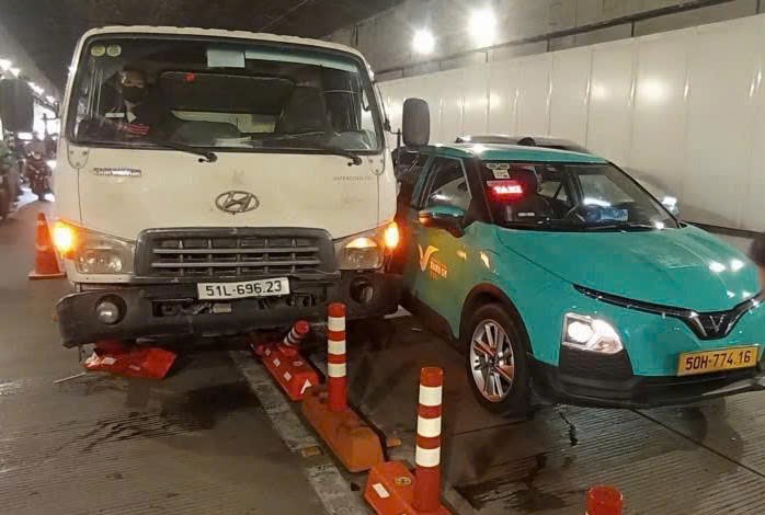 Tai nạn li&ecirc;n ho&agrave;n trong hầm s&ocirc;ng S&agrave;i G&ograve;n, giao th&ocirc;ng sau đ&oacute; &ugrave;n ứ- Ảnh 1.