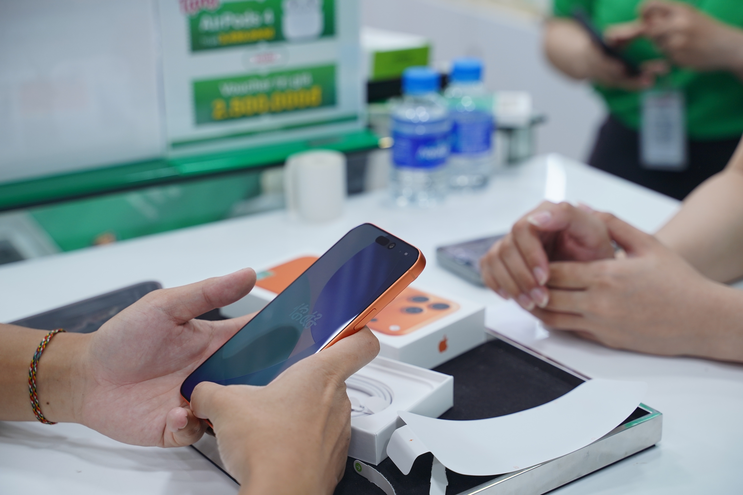 VIDEO "Đập hộp" iPhone 17 Promax tại TP HCM: Người d&acirc;n chọn mua v&igrave; g&igrave;? - Ảnh 2.