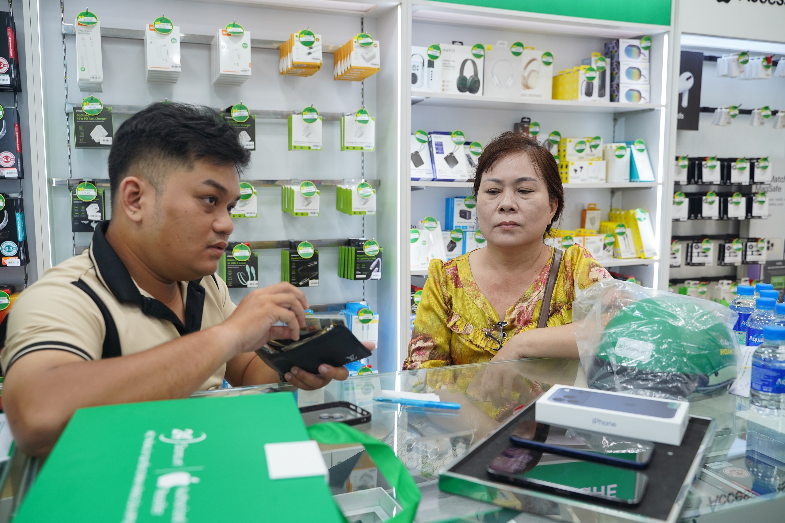 VIDEO "Đập hộp" iPhone 17 Promax tại TP HCM: Người d&acirc;n chọn mua v&igrave; g&igrave;? - Ảnh 7.