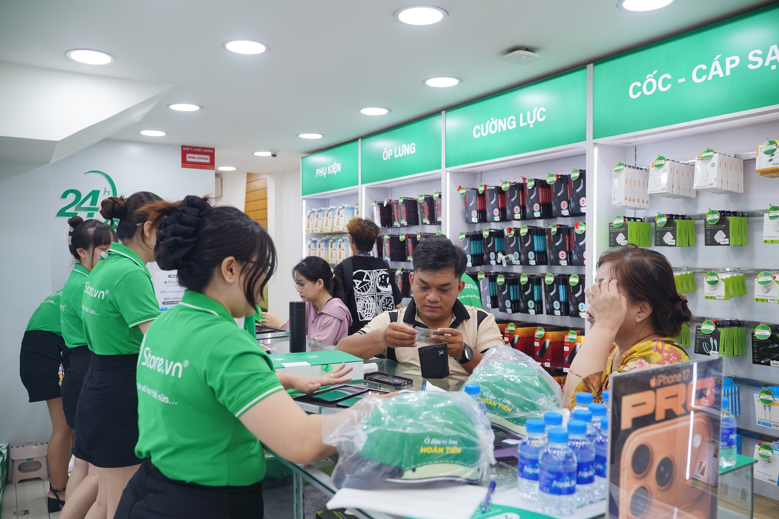 VIDEO "Đập hộp" iPhone 17 Promax tại TP HCM: Người d&acirc;n chọn mua v&igrave; g&igrave;? - Ảnh 1.