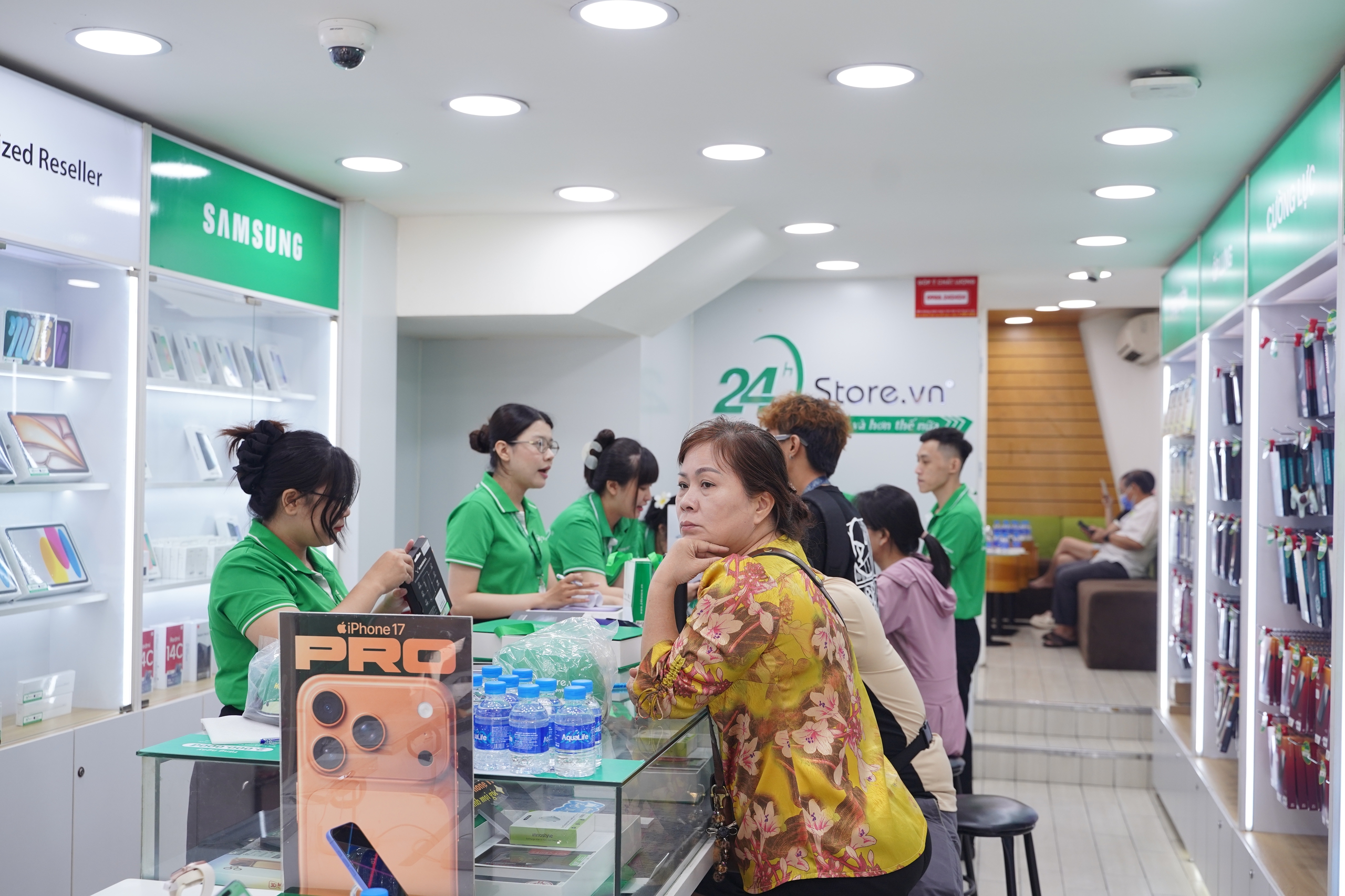 VIDEO "Đập hộp" iPhone 17 Promax tại TP HCM: Người d&acirc;n chọn mua v&igrave; g&igrave;? - Ảnh 3.