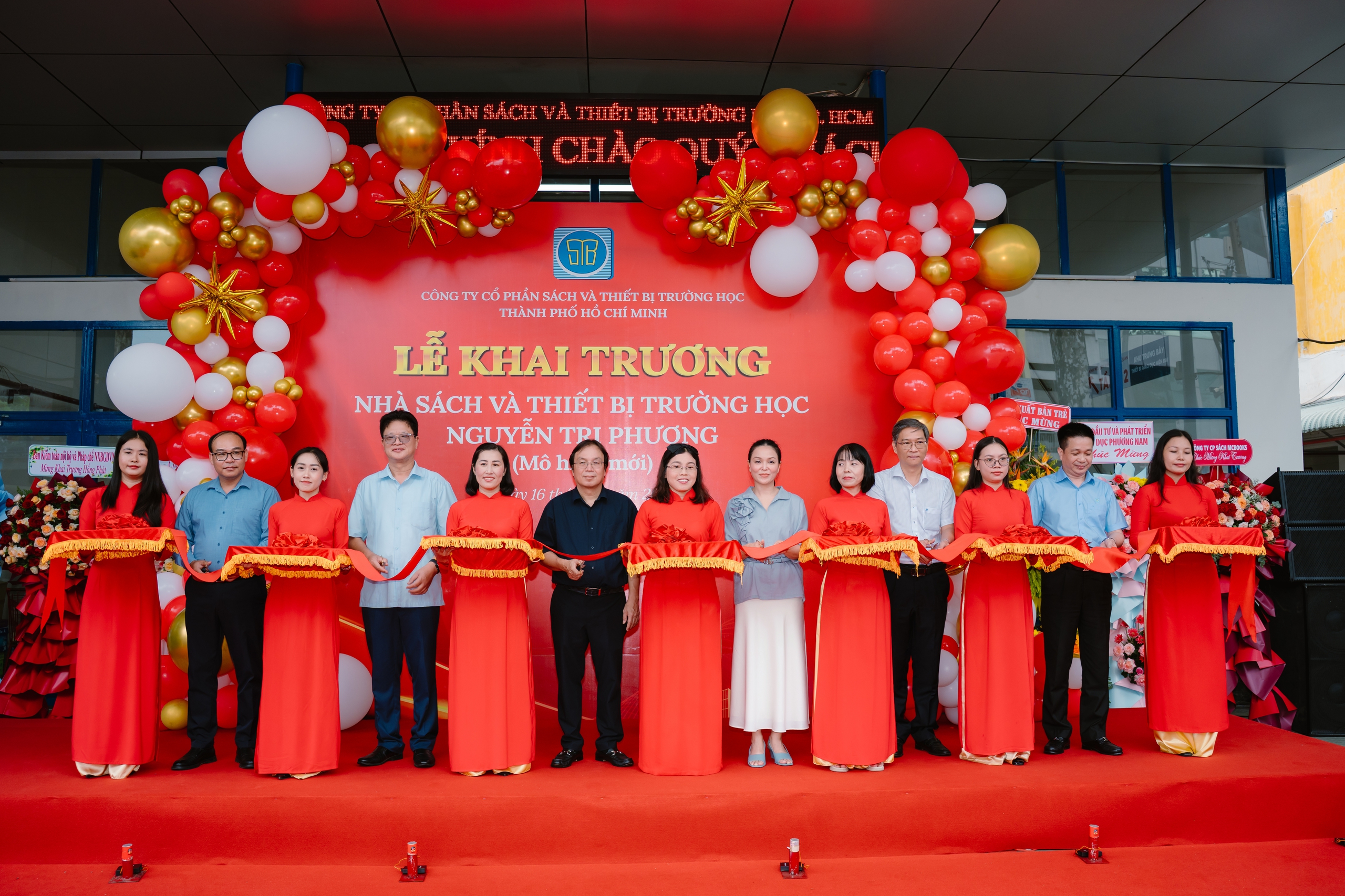 Khai trương Nhà sách và thiết bị trường học Nguyễn Tri Phương- Ảnh 1.