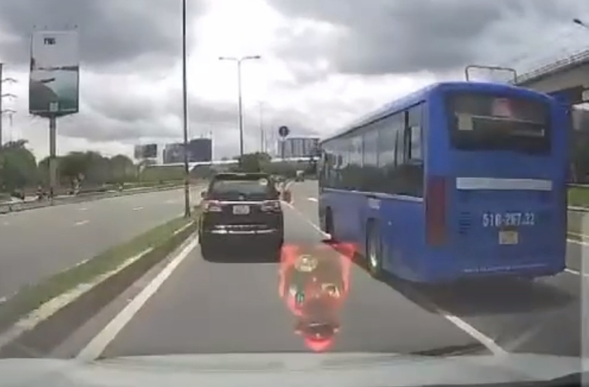 &Aacute;m ảnh với video xe bu&yacute;t chạy "ẩu" su&yacute;t g&acirc;y tai nạn ở TP HCM- Ảnh 1.