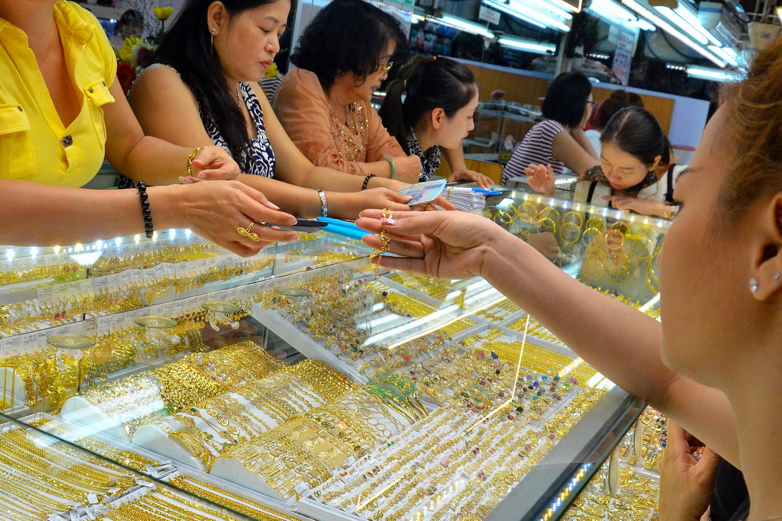 Gi&aacute; v&agrave;ng nhẫn trơn 99 , 99 % giảm tiếp , ảnh hưởng từ gi&aacute; v&agrave;ng thế giới - Ảnh 2.