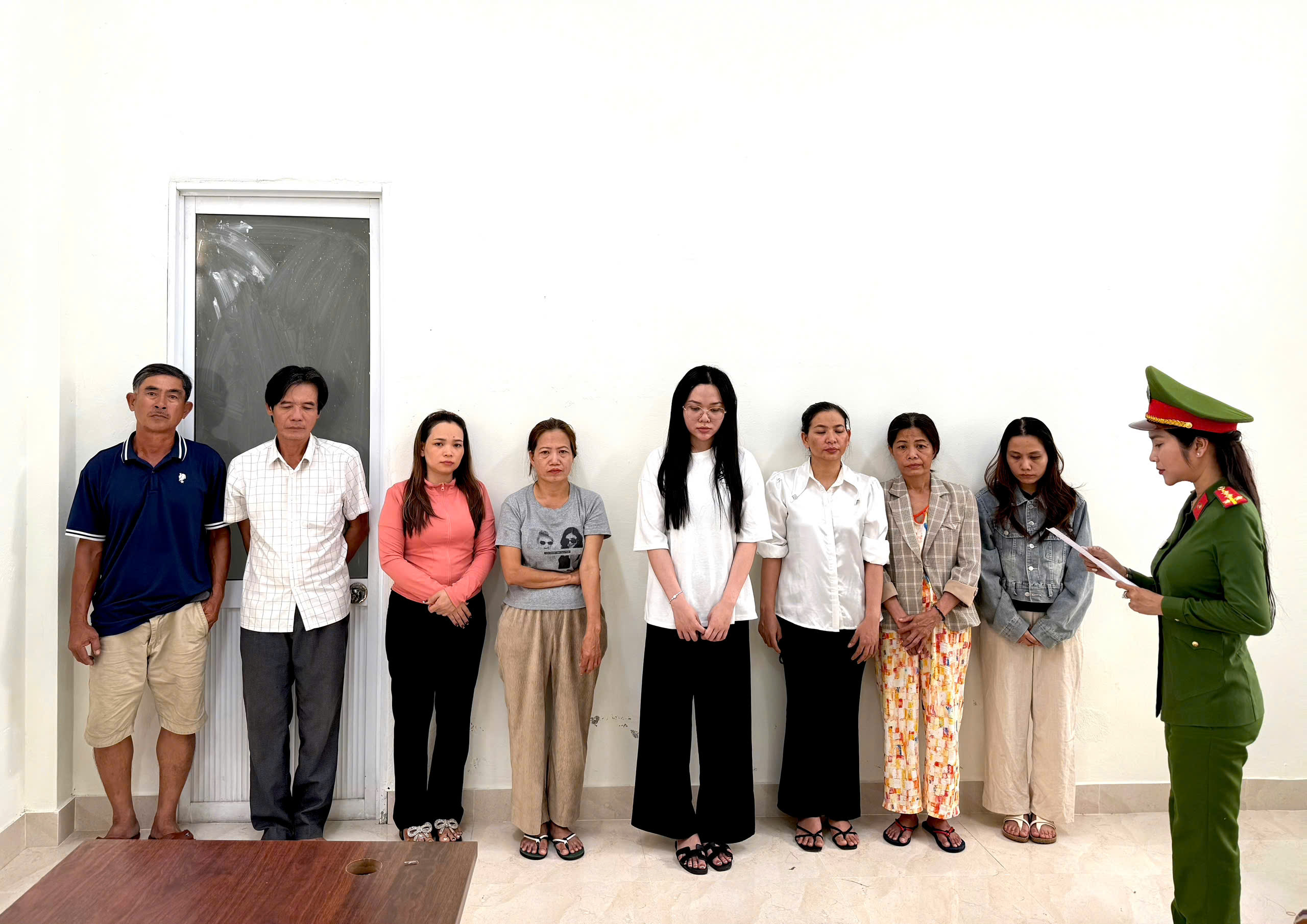 9 tổ c&ocirc;ng t&aacute;c C&ocirc;ng an Đ&agrave; Nẵng đồng loạt kh&aacute;m x&eacute;t nhiều địa điểm, tạm giữ 5 đối tượng - Ảnh 1.