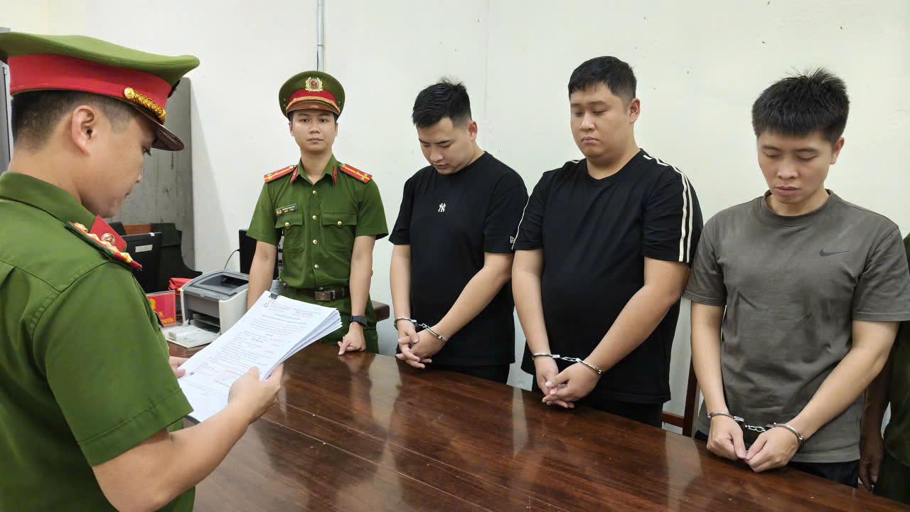 Bắt 3 đối tượng ẩn sau “nhóm VIP trên mạng xã hội”, thu giữ xe sang, phong tỏa số tiền lớn - Ảnh 1.