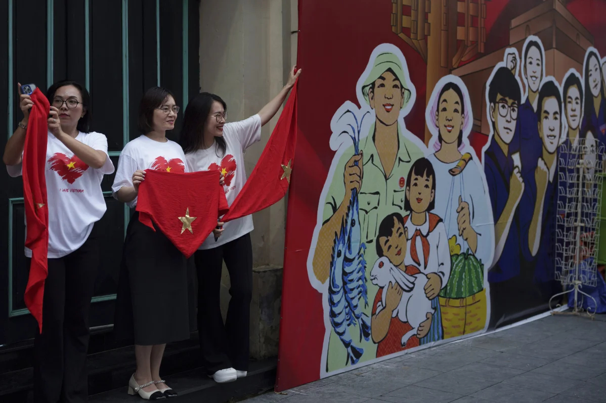 [SPECIAL] Photos show city balconies united under red flags for Vietnam&rsquo;s National Day - Ảnh 16.