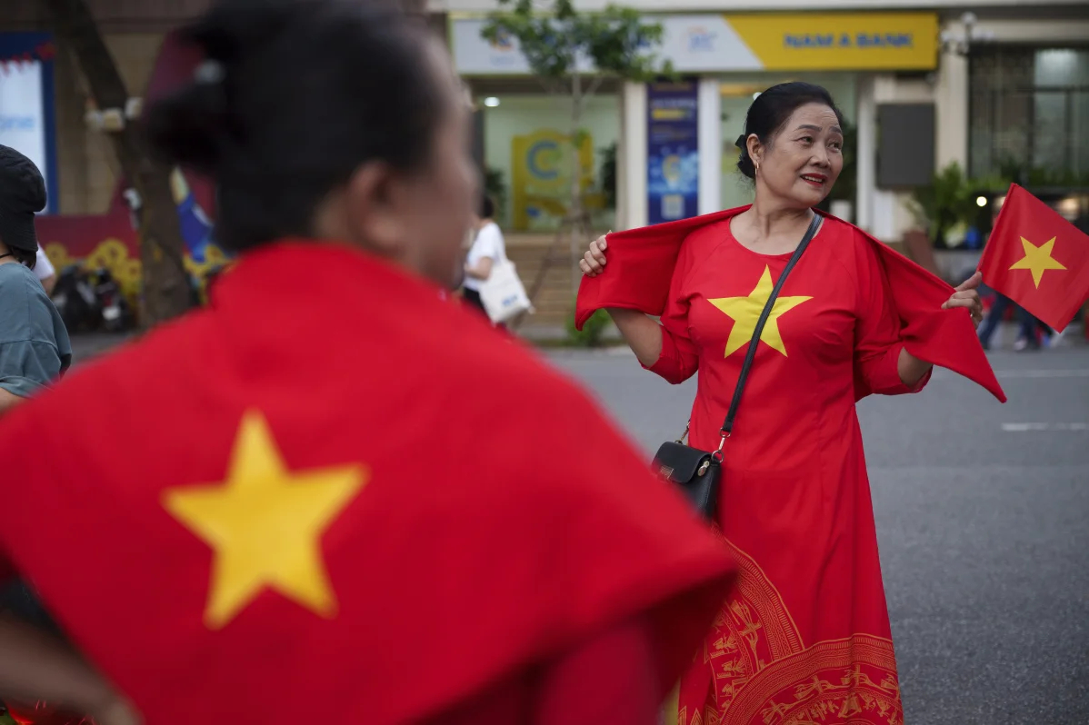 [SPECIAL] Photos show city balconies united under red flags for Vietnam&rsquo;s National Day - Ảnh 17.