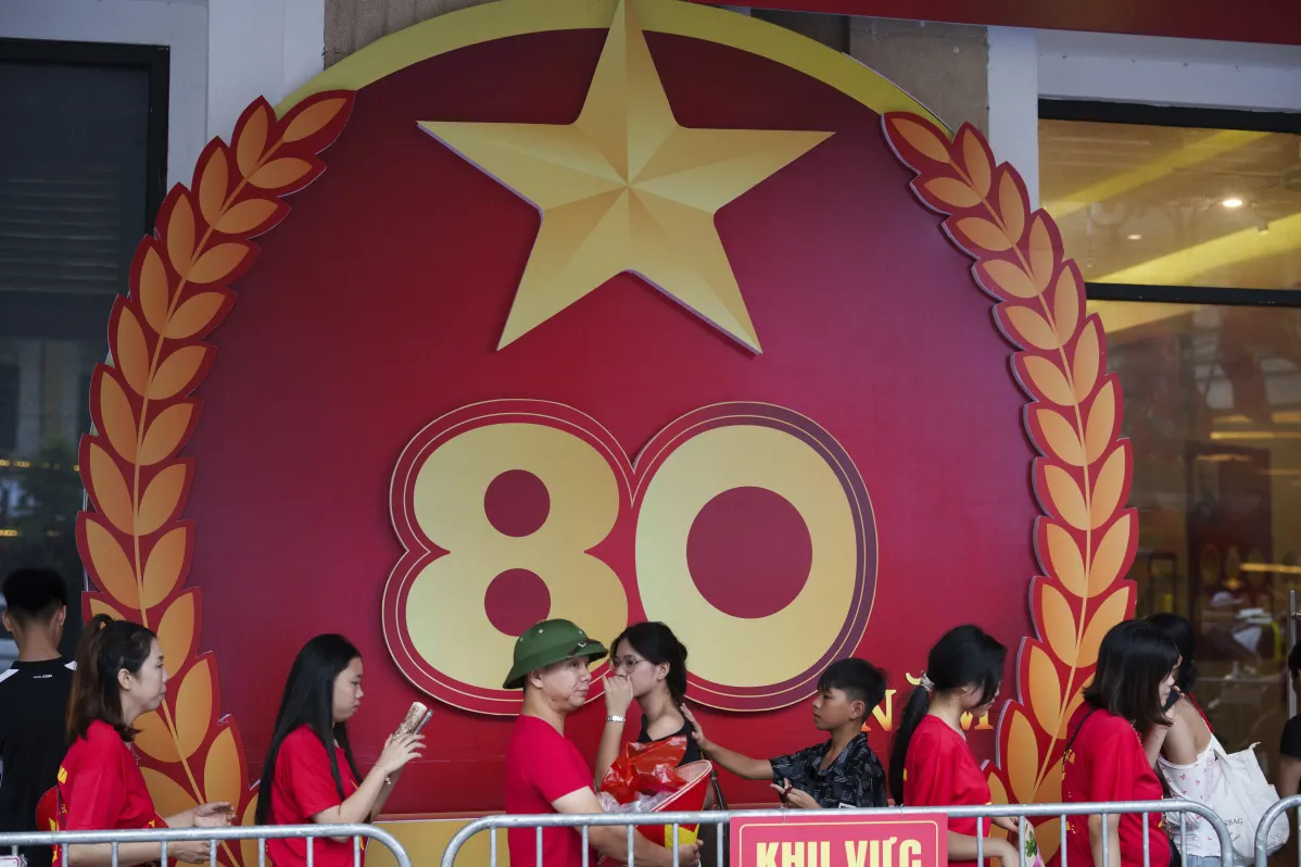 [SPECIAL] Photos show city balconies united under red flags for Vietnam&rsquo;s National Day - Ảnh 13.