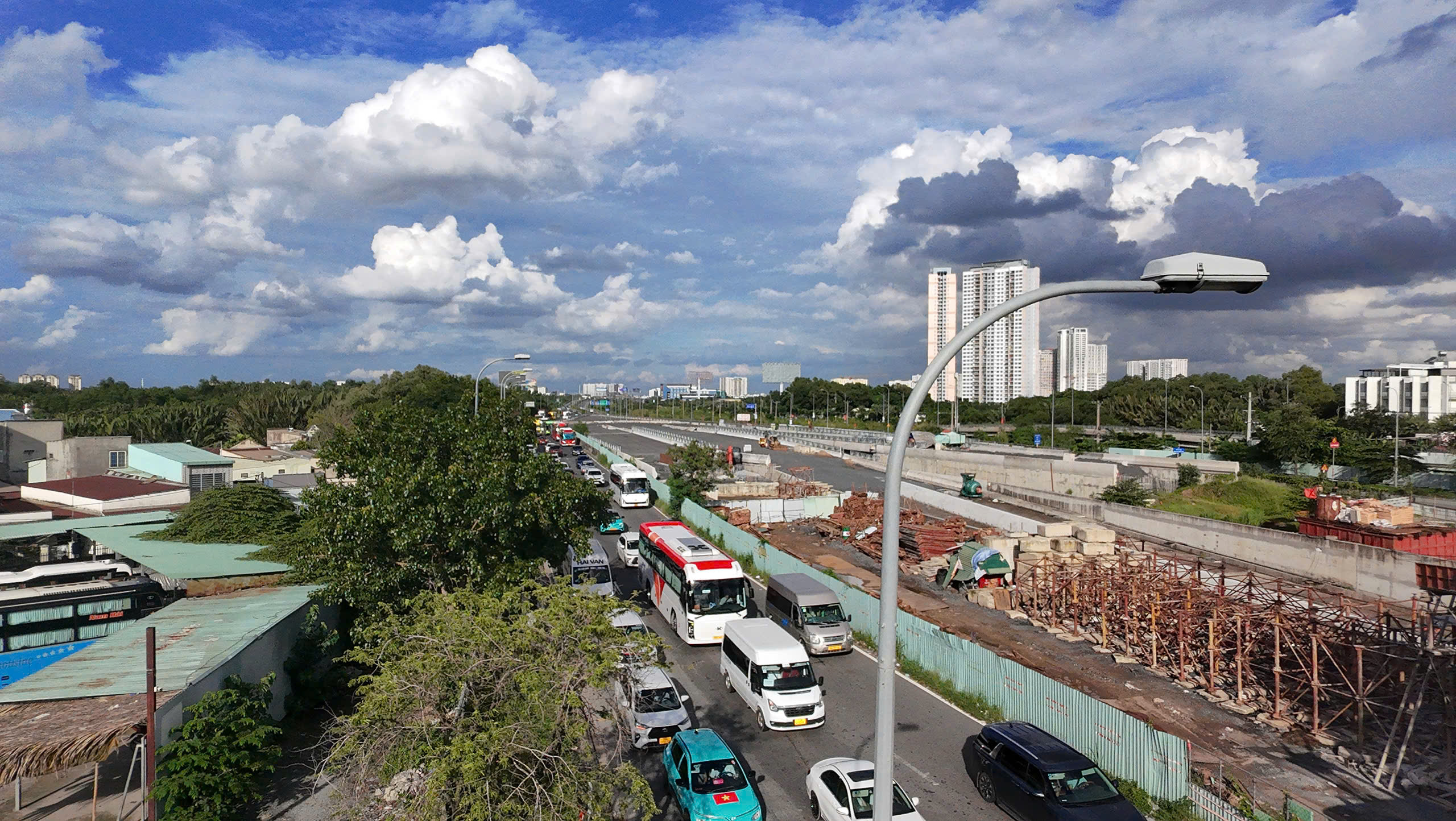 H&igrave;nh ảnh người d&acirc;n quay trở lại TP HCM, khung cảnh "dễ thở" - Ảnh 1.