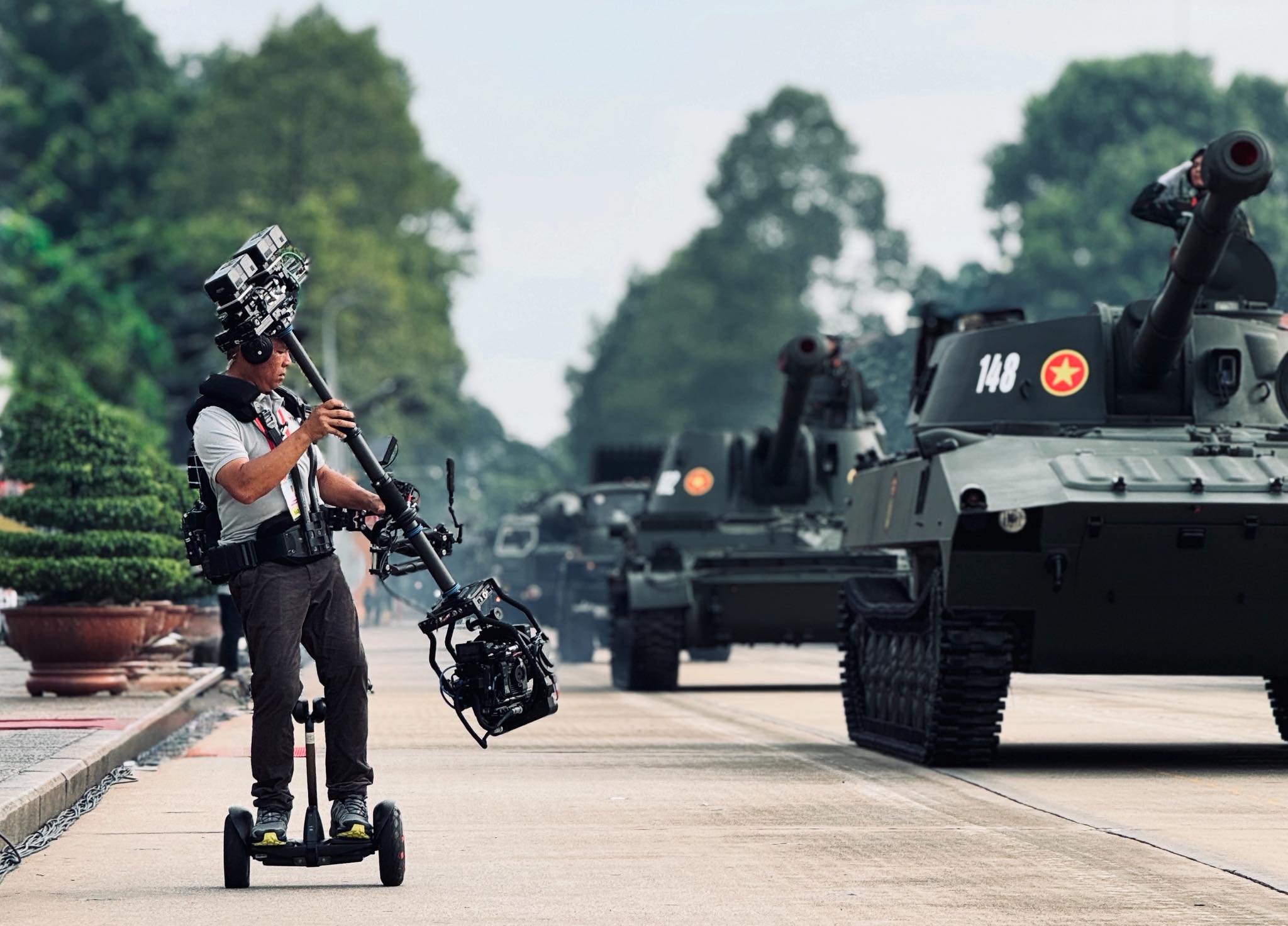 VTV "đốn tim" khán giả bằng những hình ảnh "tuyệt đối điện ảnh" trong lễ diễu binh - Ảnh 4.