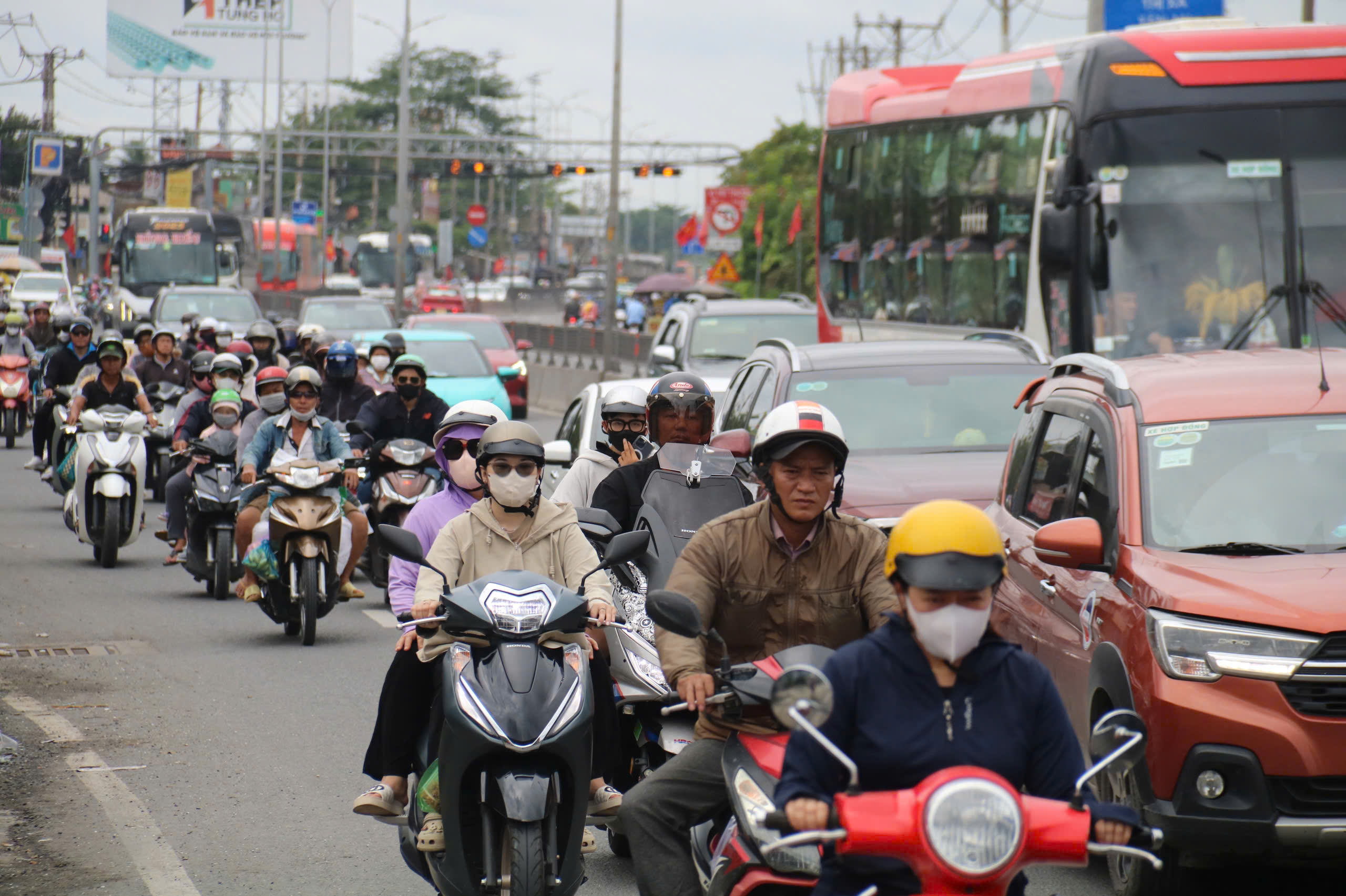 H&igrave;nh ảnh người d&acirc;n quay trở lại TP HCM , giao th&ocirc;ng dễ thở sau lễ - Ảnh 2.