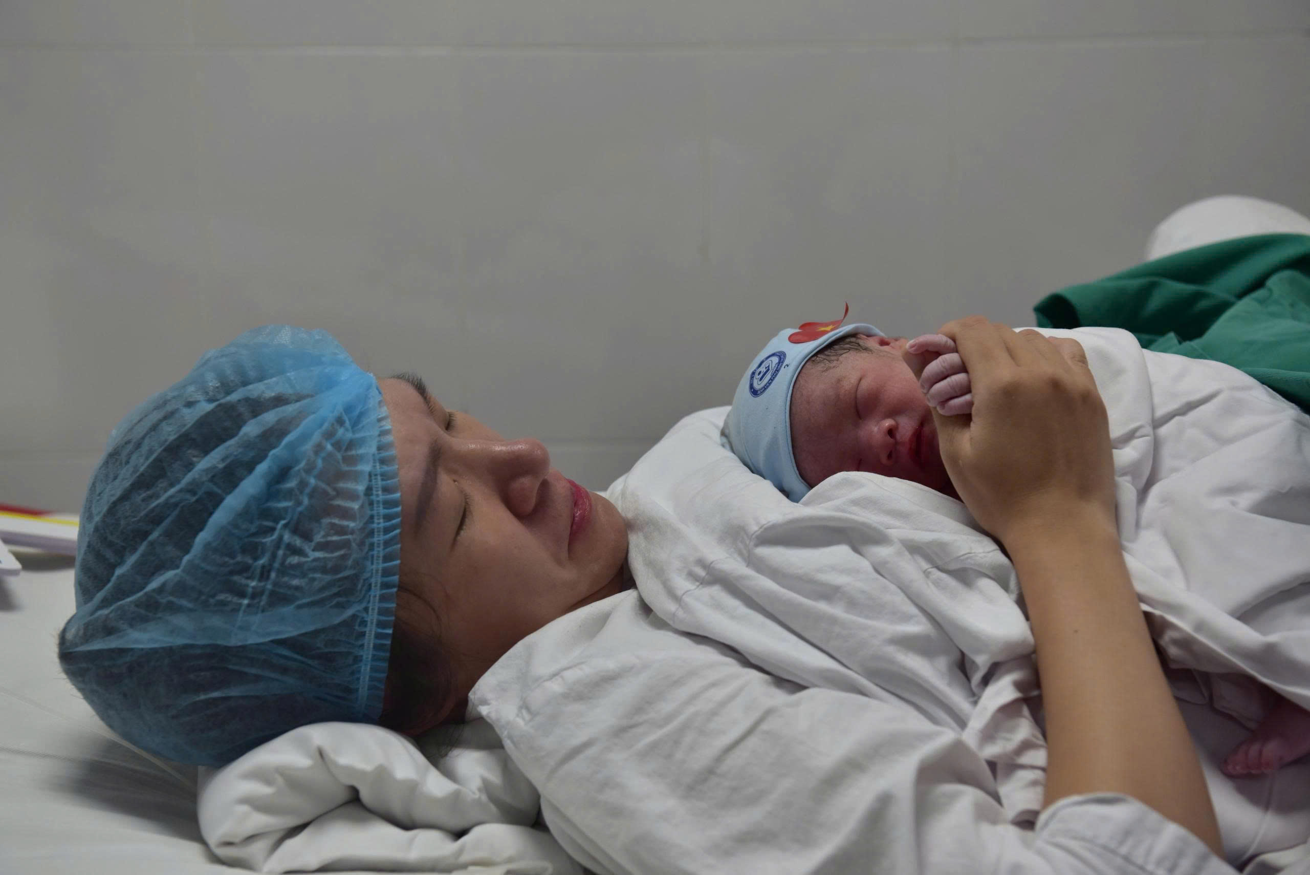 Em bé chào đời lúc 0 giờ 2 phút mang tên Quốc Khánh- Ảnh 1.