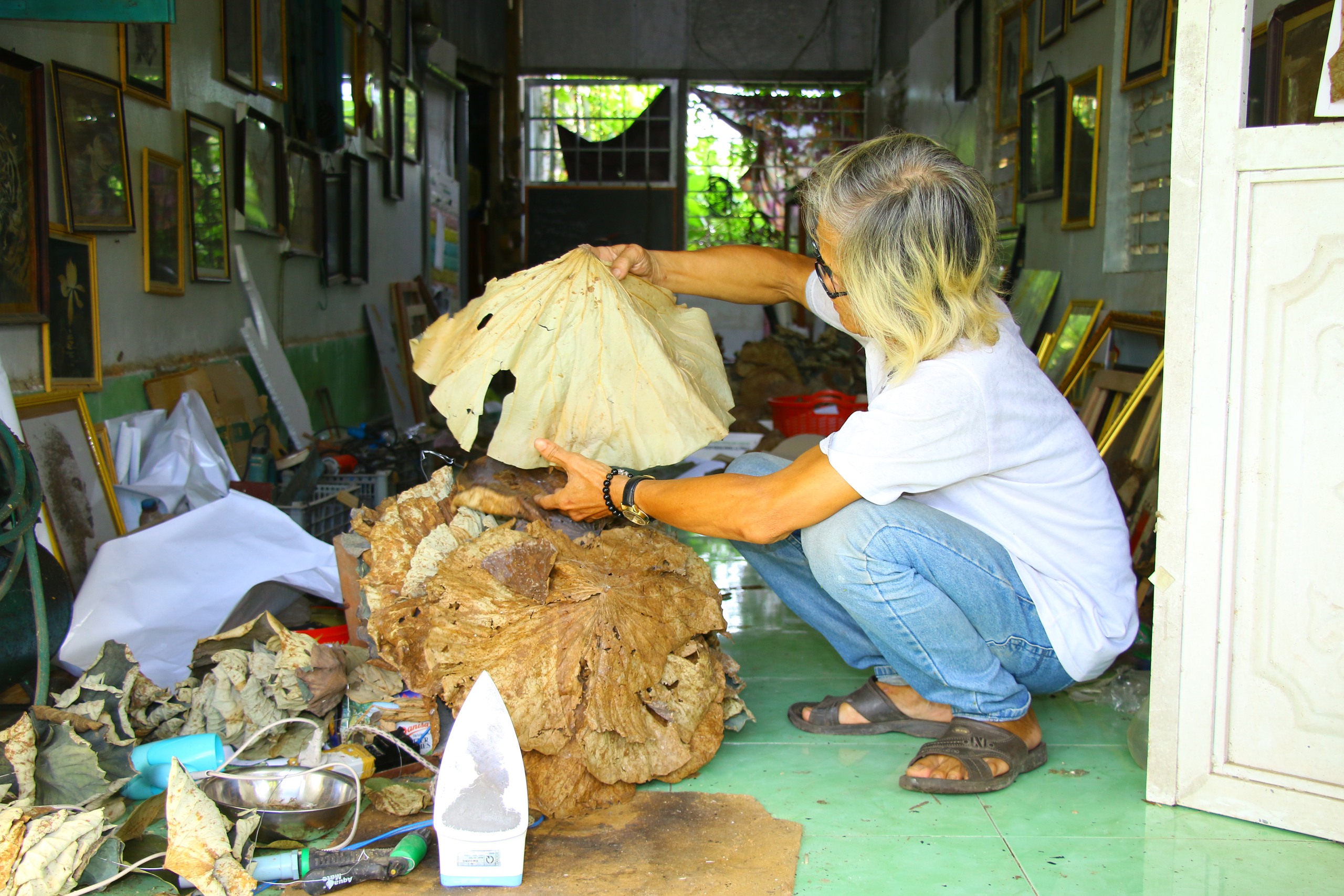 Nghệ nhân Bảy Nghĩa vẽ tranh Bác Hồ từ lá sen dịp Quốc khánh 2-9 - Ảnh 5.