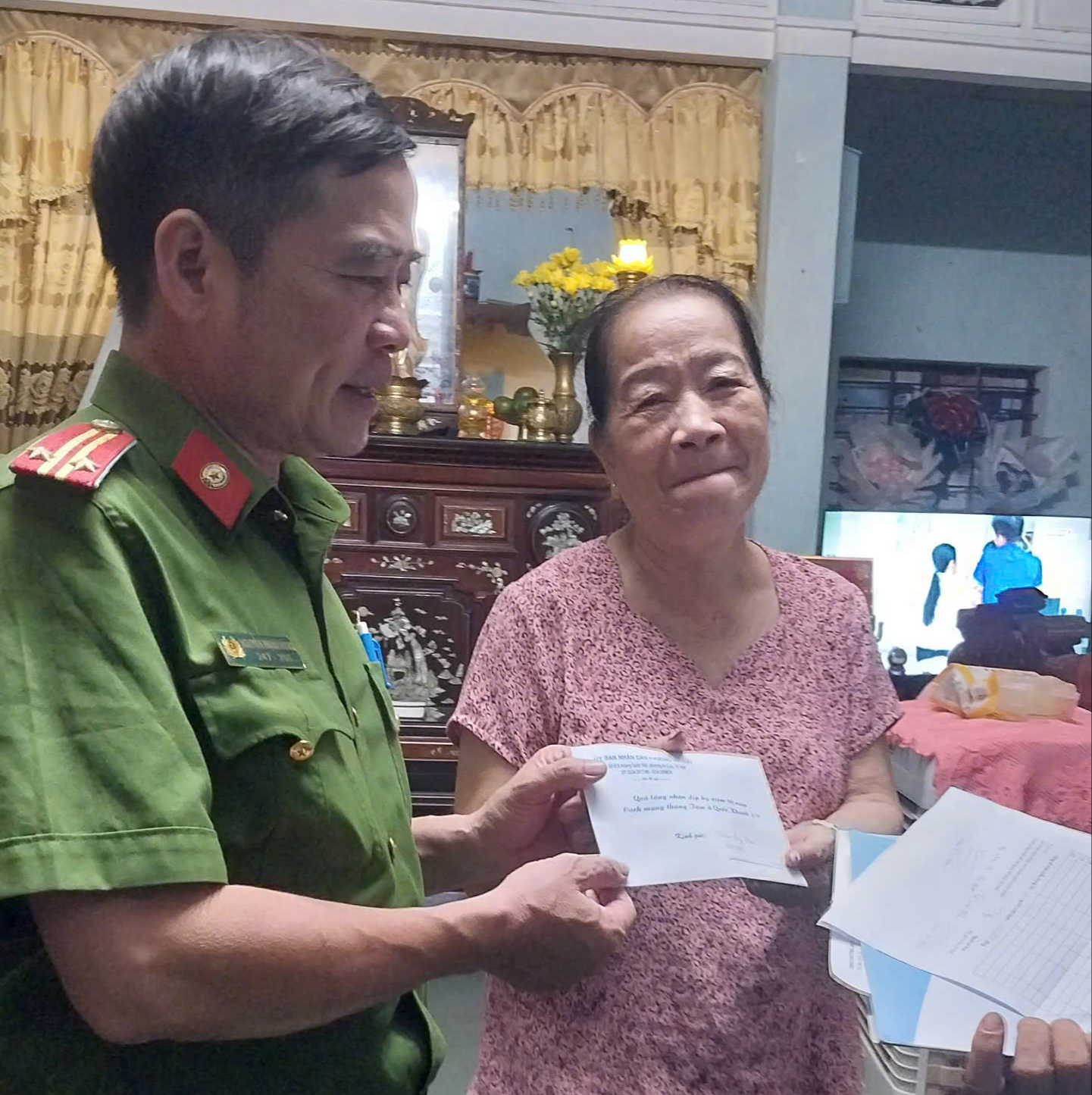 Thiết kế cả phong bì, xuyên đêm chi trả quà tặng 100.000 đồng cho người dân- Ảnh 2.