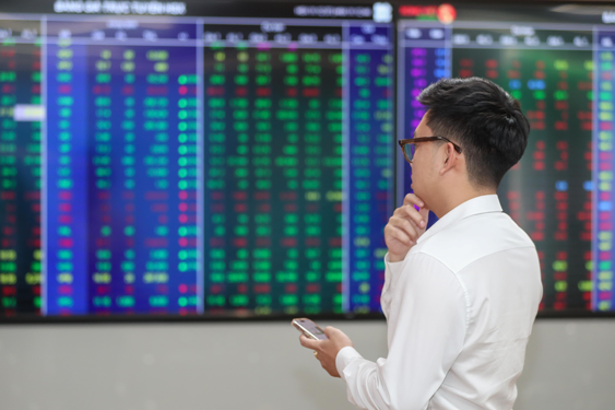 Chứng kho&aacute;n bứt ph&aacute;: Người vui vẻ, kẻ thở d&agrave;i- Ảnh 1.