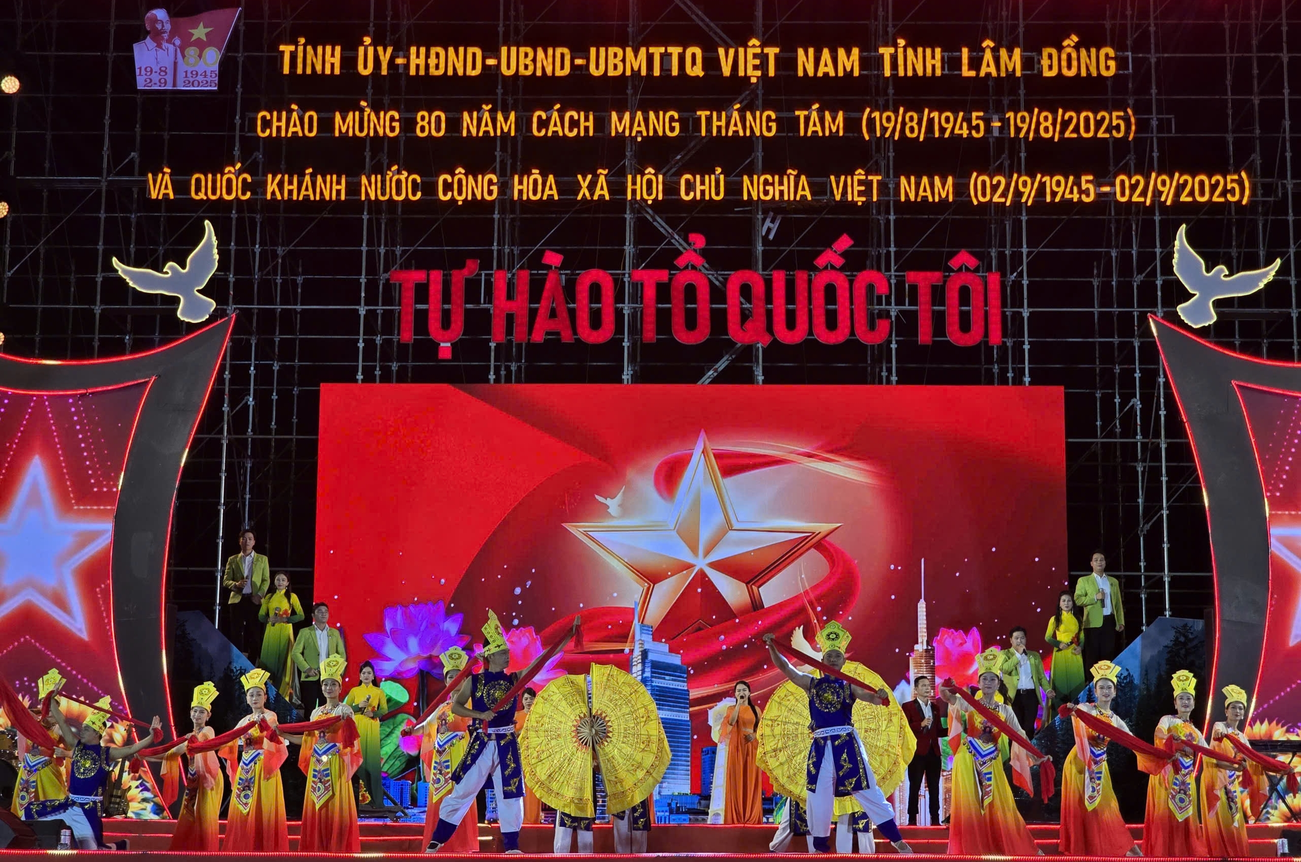 Quảng trường L&acirc;m Vi&ecirc;n Đ&agrave; Lạt k&iacute;n chỗ người d&acirc;n đến xem nghệ thuật đặc biệt - Ảnh 4.