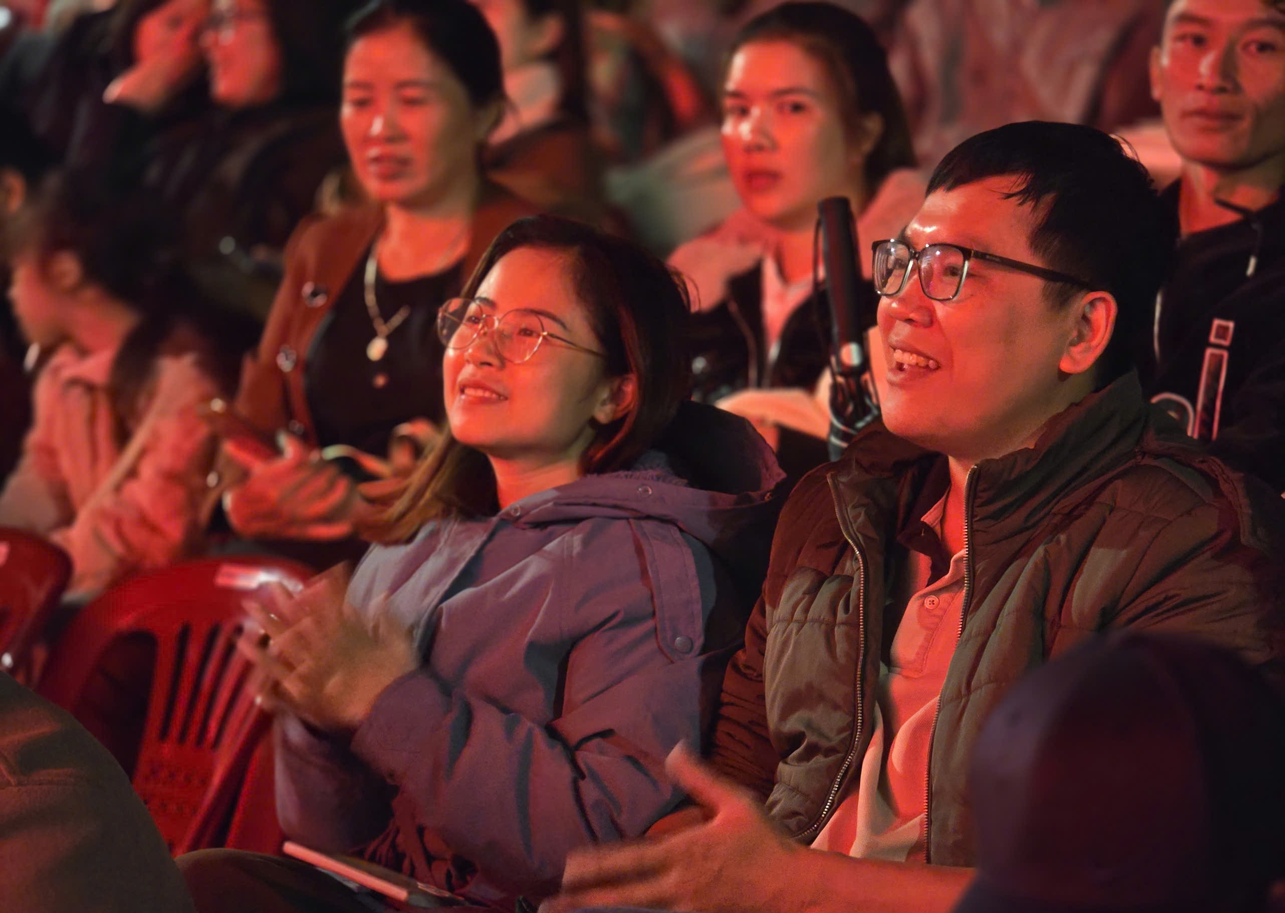 Quảng trường L&acirc;m Vi&ecirc;n Đ&agrave; Lạt k&iacute;n chỗ người d&acirc;n đến xem nghệ thuật đặc biệt - Ảnh 7.