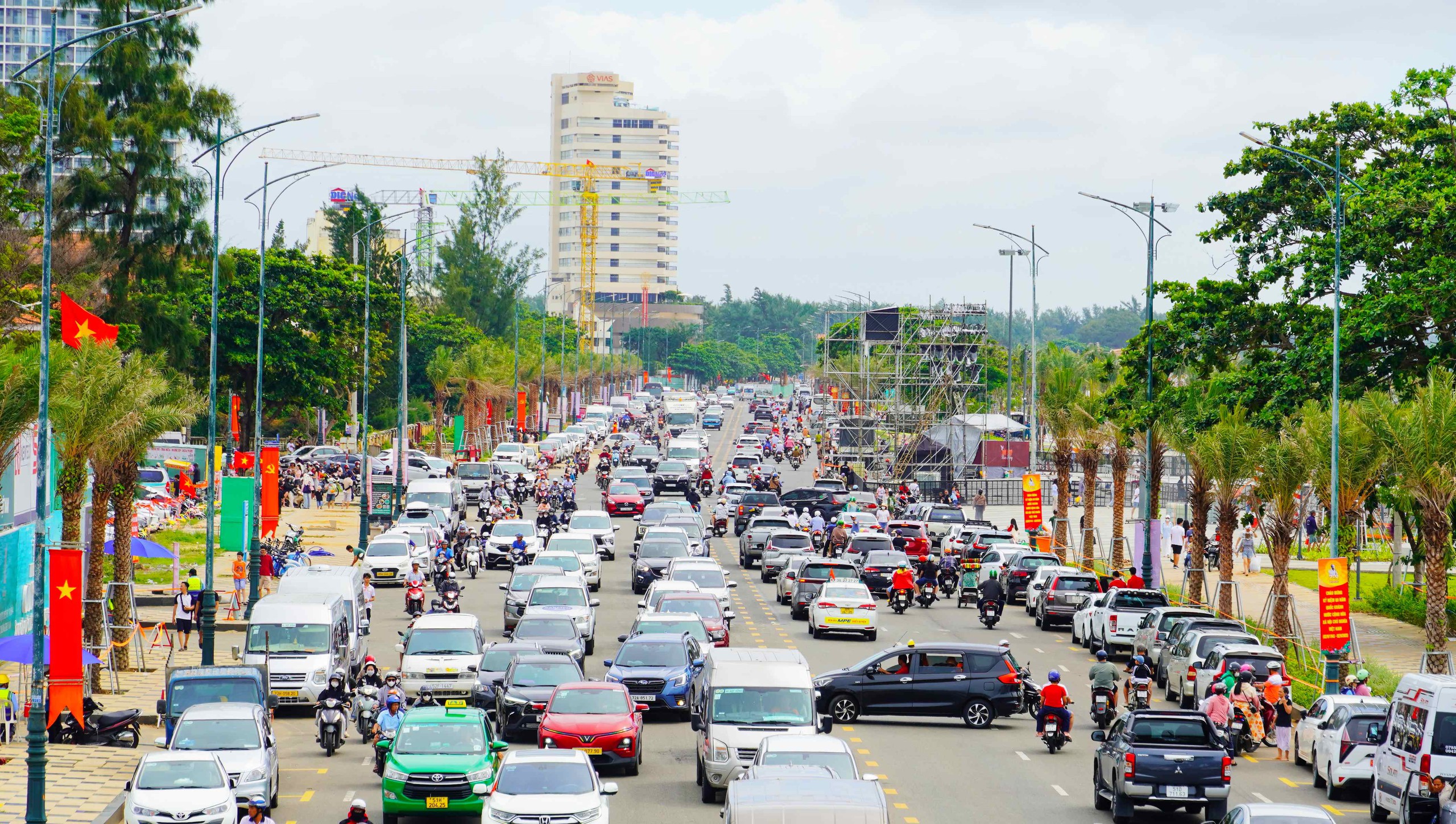 D&ograve;ng người đổ về biển Vũng T&agrave;u trong chiều 2-9 - Ảnh 3.