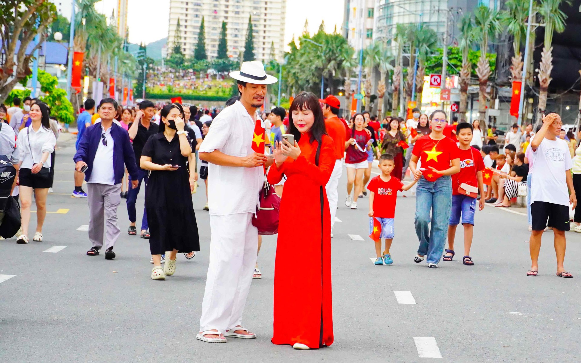 Người dân và du khách háo hức đổ về Quảng trường Tam Thắng chờ đêm hội "Ánh sao độc lập"