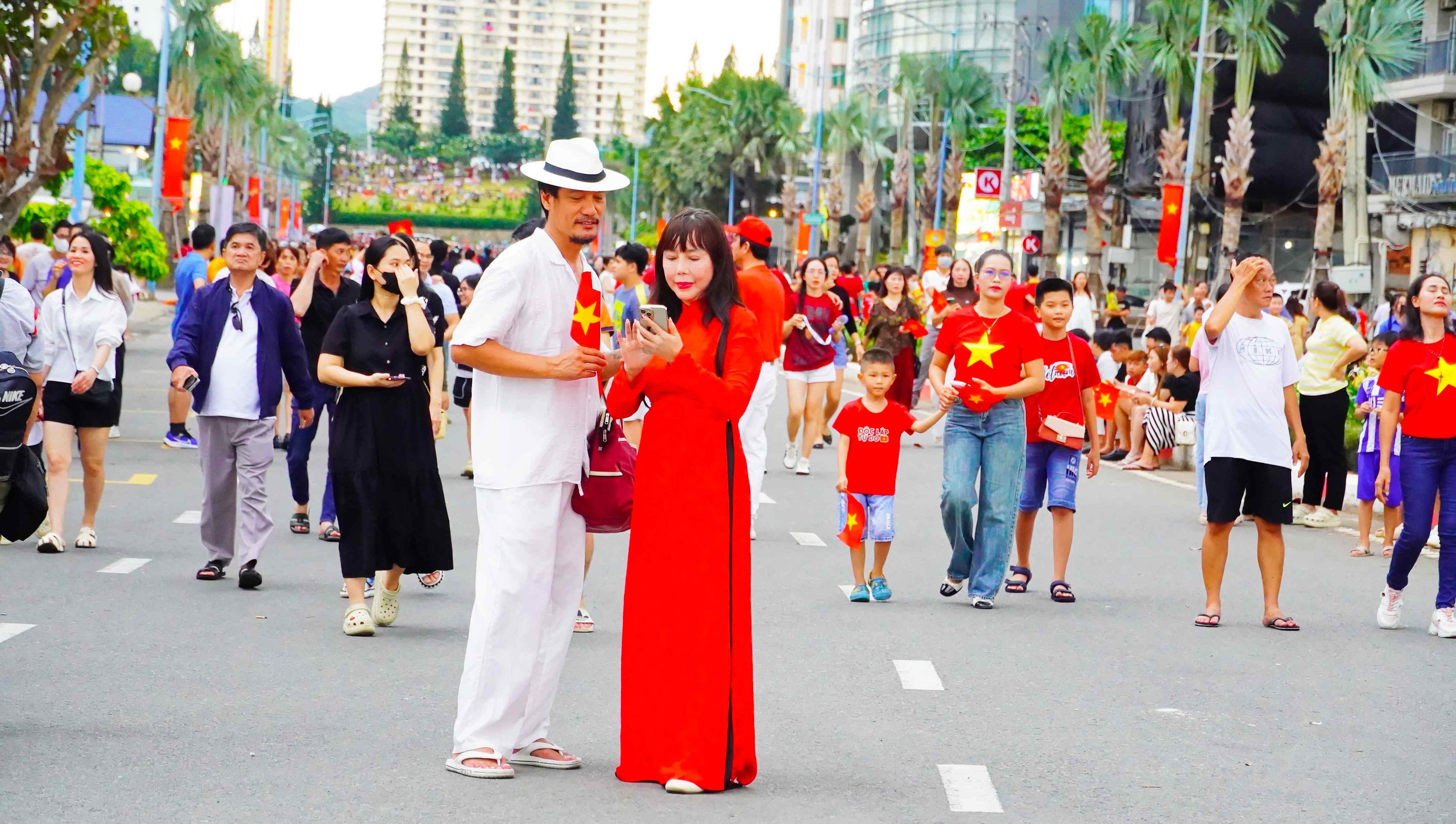 Người d&acirc;n v&agrave; du kh&aacute;ch h&aacute;o hức đổ về Quảng trường Tam Thắng chờ đ&ecirc;m hội "&Aacute;nh sao độc lập" - Ảnh 6.