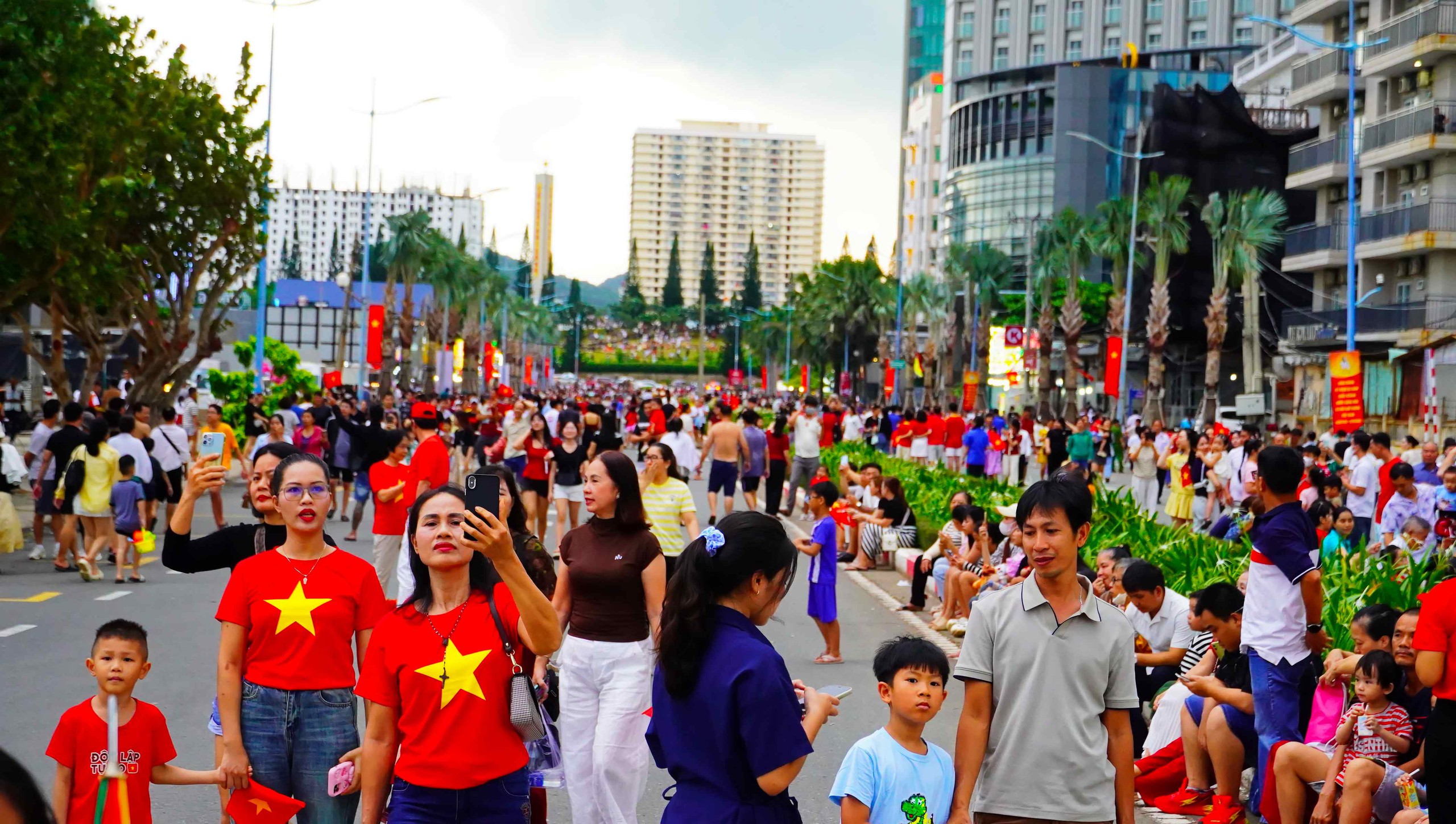 Người d&acirc;n v&agrave; du kh&aacute;ch h&aacute;o hức đổ về Quảng trường Tam Thắng chờ đ&ecirc;m hội "&Aacute;nh sao độc lập" - Ảnh 1.