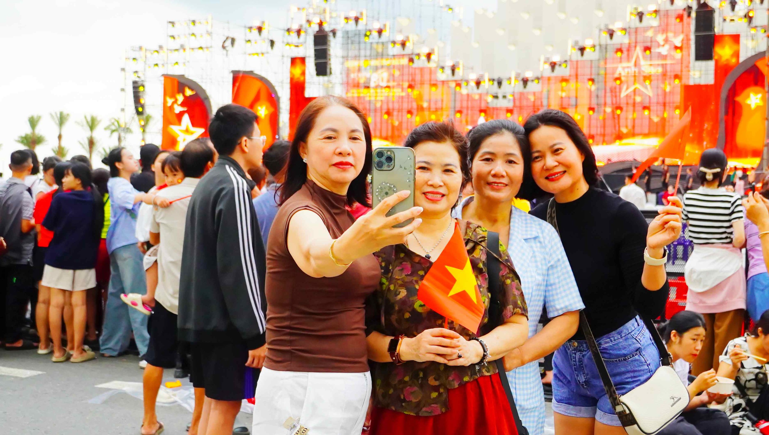 Người d&acirc;n v&agrave; du kh&aacute;ch h&aacute;o hức đổ về Quảng trường Tam Thắng chờ đ&ecirc;m hội "&Aacute;nh sao độc lập" - Ảnh 4.