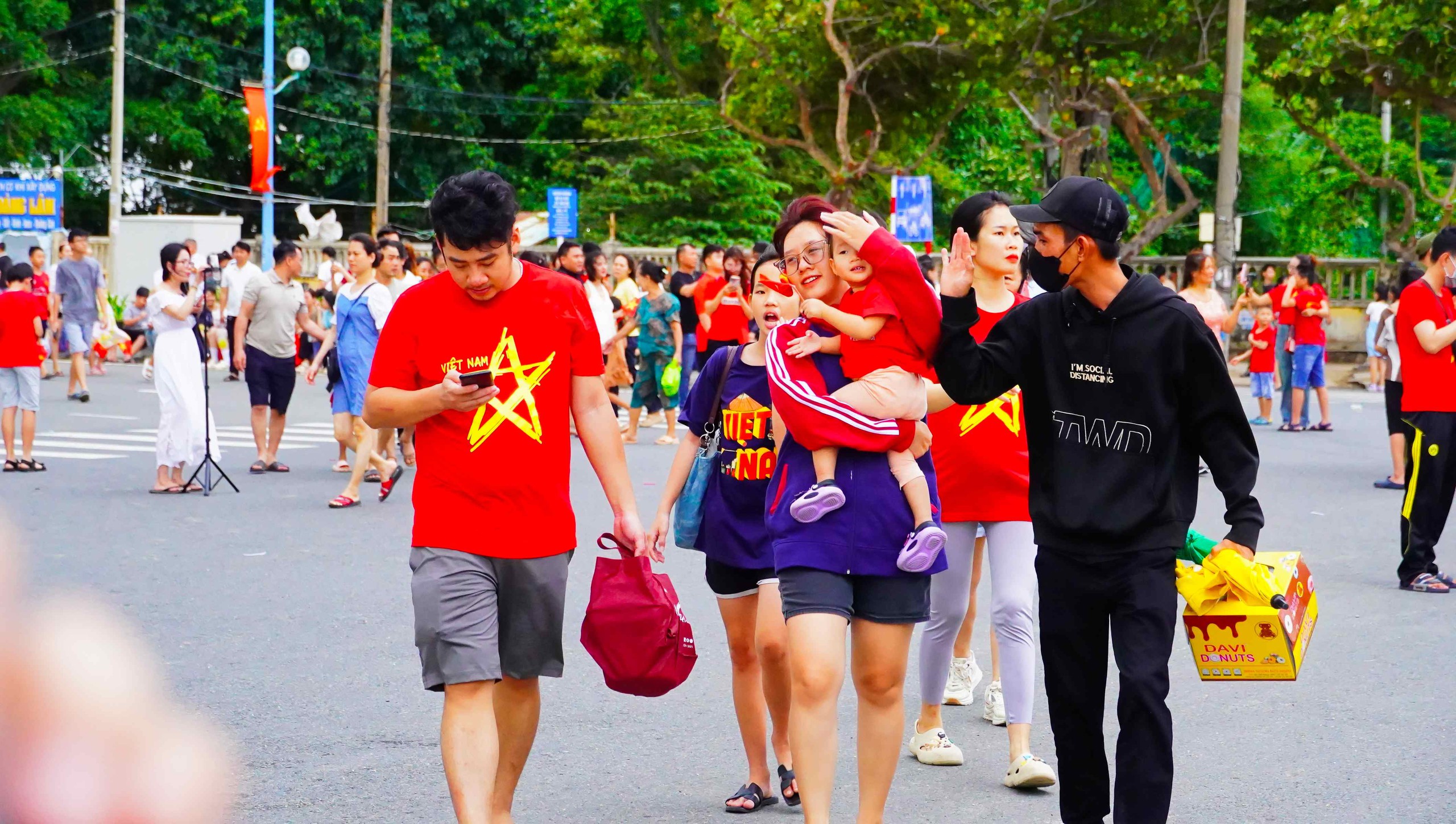 Người d&acirc;n v&agrave; du kh&aacute;ch h&aacute;o hức đổ về Quảng trường Tam Thắng chờ đ&ecirc;m hội "&Aacute;nh sao độc lập" - Ảnh 7.