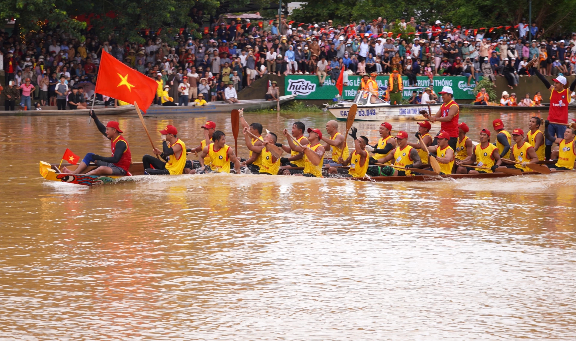 N&aacute;o nhiệt lễ hội đua thuyền tr&ecirc;n qu&ecirc; hương Đại tướng V&otilde; Nguy&ecirc;n Gi&aacute;p - Ảnh 2.